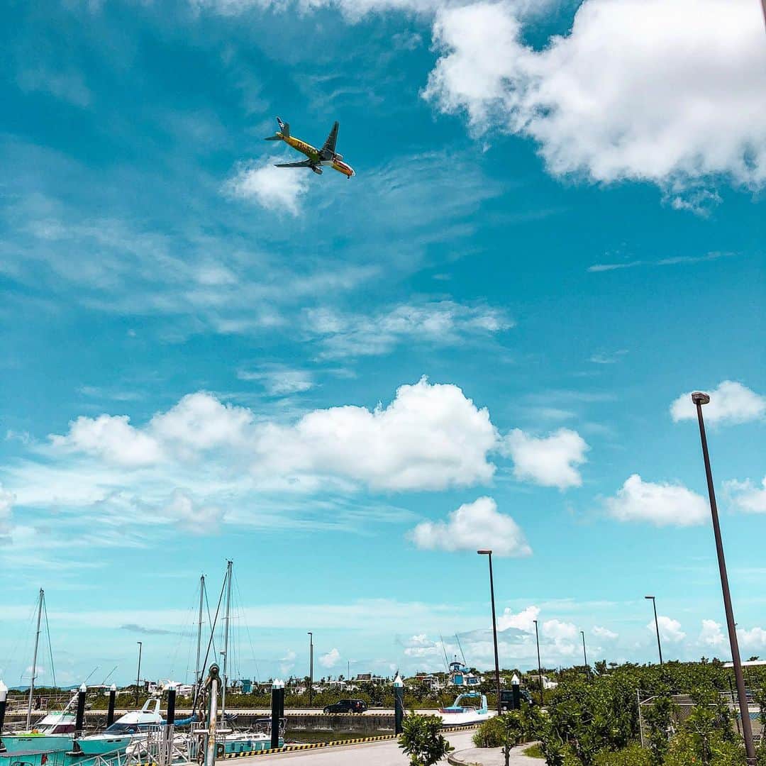 おのだまーしーさんのインスタグラム写真 - (おのだまーしーInstagram)「飛行機が近い！ #沖縄 #糸満」7月30日 14時56分 - mabbits999