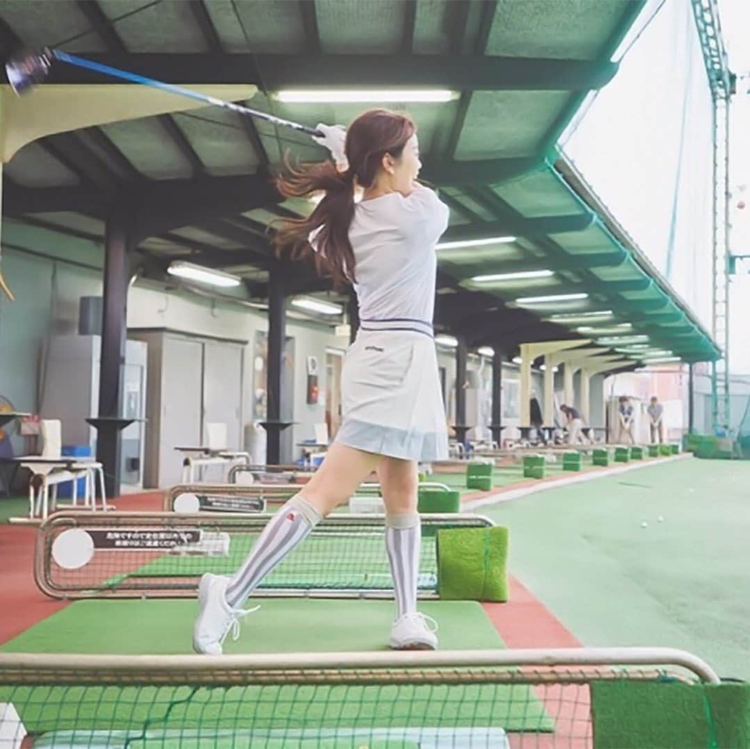 東京カレンダーさんのインスタグラム写真 - (東京カレンダーInstagram)「「いい当たりだとテンション上がる♡」﻿ 日本ゴルフツアー選手権・女子アンバサダーが語る魅力﻿ .﻿ 【今回の美女ゴルファー】 ﻿ .﻿ 名前：Rumi ﻿ 職業：モデル / インスタグラマー ﻿ ベストスコア：131 ﻿ Instagram：@rumi_official_0616 ﻿ .﻿ モデルとして活動している、Rumiさん。﻿ 撮影場所に彼女が現れると、パッと明るい雰囲気に包まれた。 ﻿ .﻿ 「実はゴルフを始めたのは、今年に入ってからなんです。なのでコースは3回しか行ったことがなくて・・・」﻿ .﻿ まだ始めて間もないが、既にゴルフ業界から声が掛かっており、日本ゴルフツアー選手権のアンバサダーを務めているそうだ。﻿ .﻿ 【STORY】﻿ .﻿ 「始めたキッカケは、テレビ番組で出会った女の子がゴルフインフルエンサーだったことです。﻿ その子から、“Rumiちゃんゴルフとか興味ありますか？﻿ 女性フォロワーが多いRumiちゃんが始めたらゴルフをする若い女性も増えると思うから、良かったら始めてみませんか？”と誘ってもらったのが始まりでした」 ﻿ . そしてコーチをつけ、レッスンをしている内に、﻿ アンバサダーの話が来たそうだ。﻿ ちなみに、アンバサダーに選ばれたお陰で奇跡のような出来事も体験した。 ﻿ . 「アンバサダーのコンペに間に合うように二ヶ月間練習して、コースデビューを今年の4月にしました。そしてこの前、トーナメントで石川遼選手にもお会いでき、大興奮しました！」﻿ . そんな、ゴルフに魅せられたRumiさんに迫っていこう。﻿ .﻿ .﻿ ー続きは東カレwebまたはアプリにてー﻿ ▶︎ https://tokyo-calendar.jp/article/15549﻿ .﻿ .﻿ #東カレ #tokyocalendar﻿ #東京カレンダー #インフルエンサー ﻿ #美女 #東京女子 #tokyo #インスタグラマー﻿ #インタビュー記事 #美女特集﻿ #ゴルフ #東京ゴルフ女子 #ゴルフ女子﻿ #ゴルフコーデ #golf #インスタゴルフ」7月30日 15時02分 - tokyocalendar