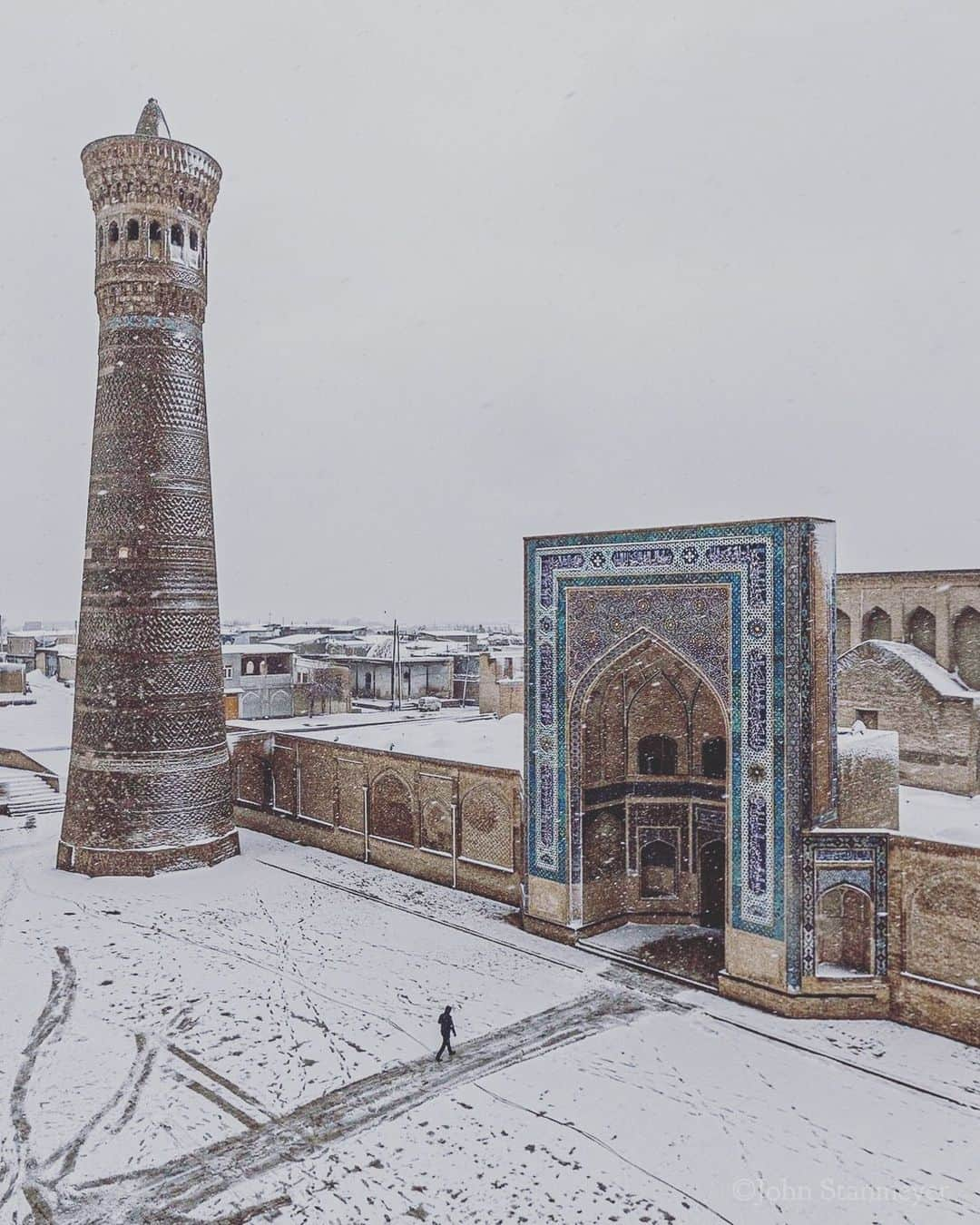 ジョン・スタンメイヤーさんのインスタグラム写真 - (ジョン・スタンメイヤーInstagram)「It was mighty cold when I was previously in Uzbekistan. Climbing to the highest point of the 16th-century Mir-i Arab Madrasa, that day snow fell all morning in Bukhara. The view of the nearly deserted courtyard overlooking Kalyan (Kalon) Minor Minaret was amazing. Like waking through a snow shaker. - #uzbekistan #bukhara #winter #snow @natgeo @natgeoimagecollection @outofedenwalk #kalyanminorminaret #kalyanminaret #kalyan #kalonminaret #kalon #minaret #snow」7月30日 15時12分 - johnstanmeyer