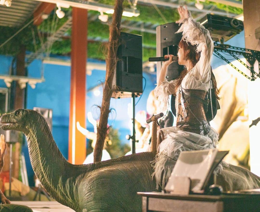 yucat（加藤有加利）さんのインスタグラム写真 - (yucat（加藤有加利）Instagram)「恐竜暴走マシーン15号機🦖  恐竜の背中に乗って歌いました。 最高に素敵な景色でした。みんなの笑顔が宝物🎁 ・ PARALLEL LIVE vol.15 ～恐竜ノ世界へタイムトラベル～ @太古レストラン酒場ダイナソー🦖 2019.7.27 （土） Photo by リリィ ・ ・ #yucat #加藤有加利 #rythem #singer #singersongwriter #シンガーソングライター #恐竜 #ダイナソー #dinosaur #恐竜レストラン #太古レストランダイナソー #太古レストラン酒場ダイナソー #生田晴香 #parallelworld #hnaoto #スチームパンク #ヴィクトリア #ヴィクトリアンスチームロリィタ #classiclolita #steampunk #darkfantasy #livephoto #ライブ写真 #riricoramu」7月30日 15時13分 - yucat1031