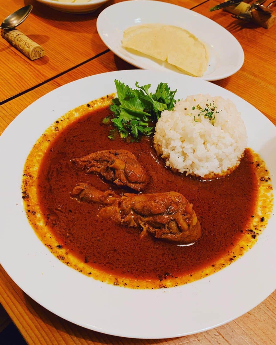 のインスタグラム：「#思い出しカレー #カレー #🍛 #ダンカレー #チキンカレー一筋 #腹減った  カレーの周りにまぶしてある二種類のペッパーとご飯の上の山椒がアクセントになって、こりゃまた食欲がススムx2… スープも小さい頃ボストンで大好きだったロシア料理屋のボルシチみたいな濃厚な旨味で、カレーとスープの間をいくような感じ。シェフが言ってたように、近頃何処でも美味いカレー食べられるようになったけど、全部似たような味のベクトルで。でも、ここはオリジナリティがあって目がさめた感じだった。  #ハッシュタグの後に語り出す #カレーなる日々」