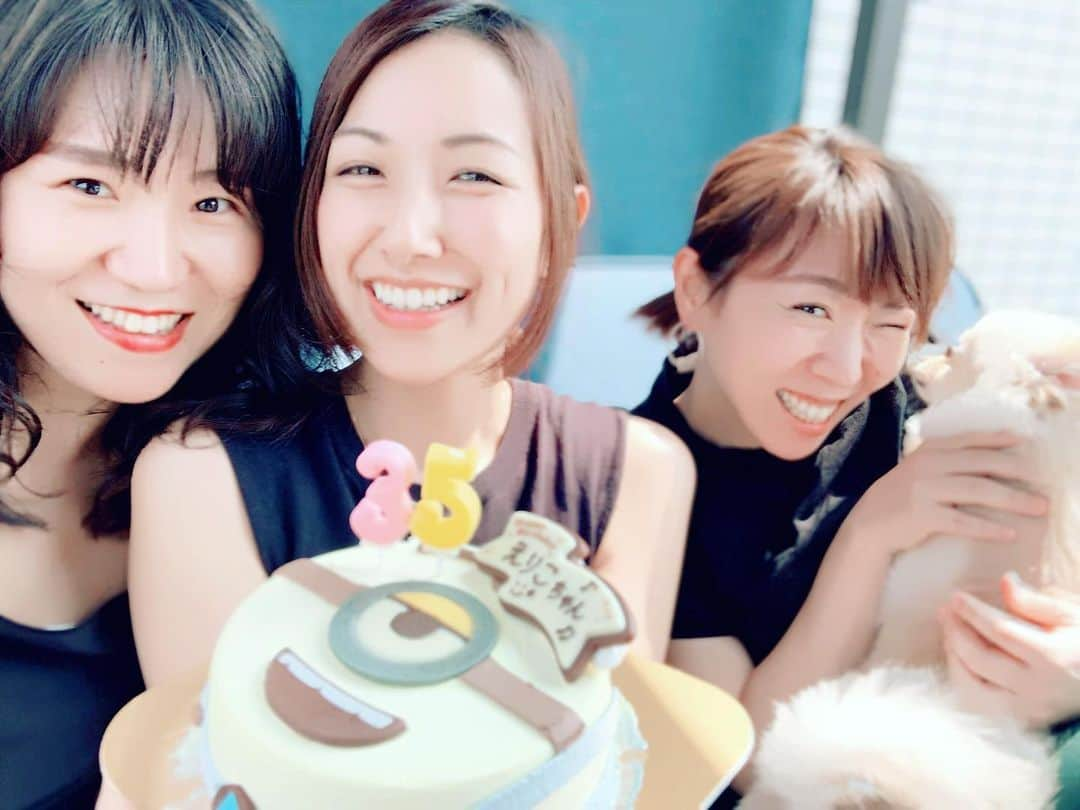 神谷美伽のインスタグラム：「ミニオンのアイスケーキ🎂でお祝いしてもらいました🥂✨笑いが止まらないから不思議。楽しい時間をありがとう♡♡ #マイハッピーバースデー #アイスケーキ#ミニオン#笑いすぎでお腹痛い #姉妹ママ」