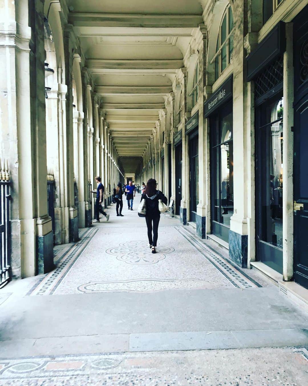NAOMIさんのインスタグラム写真 - (NAOMIInstagram)「いつかの Palais Royal  #王政時代は宮殿でした #ここも好きな場所  #トゥさんとお散歩へも行く場所 #回廊 #palaisroyal  @paris」7月30日 6時29分 - naominakano703