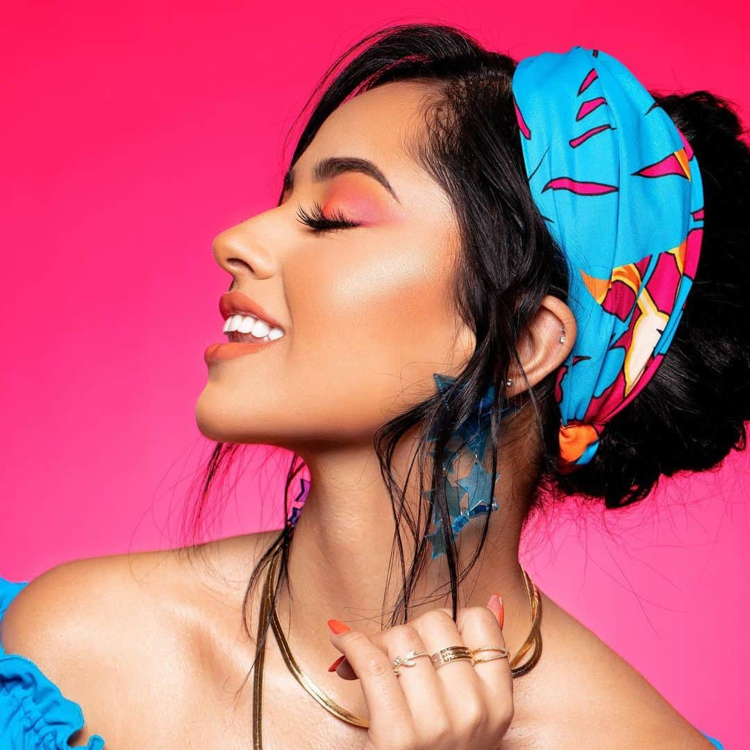 ベッキーGさんのインスタグラム写真 - (ベッキーGInstagram)「Just adding a little pizzazz to your hot girl summer ☀️💋 I love this “Verano” Signature look we created using the #BeckyGxColourpop Viva collection! Available now for a limited time only on the @colourpopcosmetics website 💕 Link in my story! ⠀⠀⠀⠀⠀⠀⠀⠀⠀ EYES: “Verano” + “Rosa” Super Shock Shadow  LIPS: “Steph” Ultra Glossy Lip + “Verano”  CHEEKS: “Verano” as blush + “Princesa” Luster Dust Loose Highlighter from #Salvaje collection」7月30日 6時32分 - iambeckyg