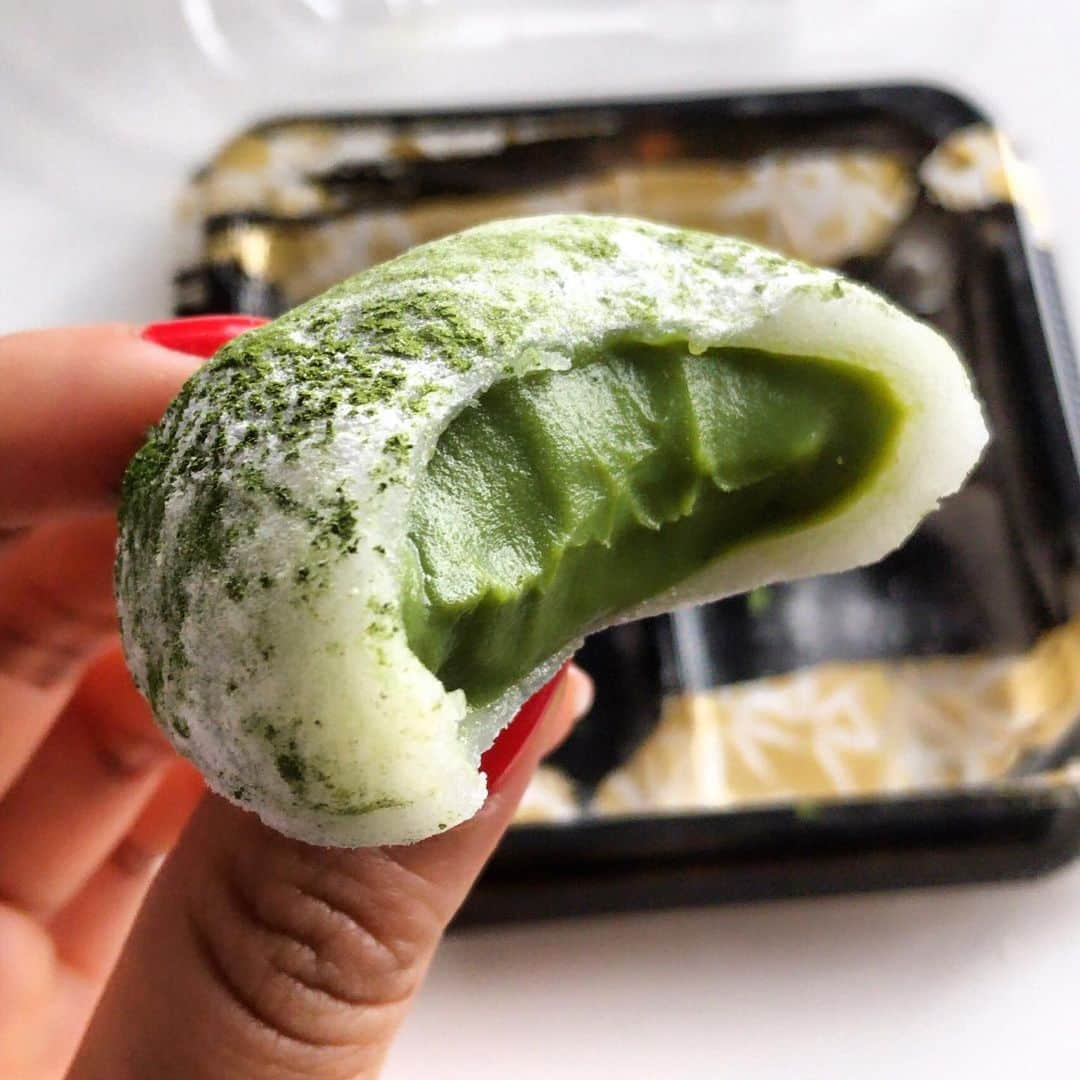 Eat With Steph & Coさんのインスタグラム写真 - (Eat With Steph & CoInstagram)「Not gifted or anything press related, just wanted to let you all know how LUSH these mochis are from @japancentre 😍 and that you all should get a pack or ten ahahah.. but seriously, my god sooooo good I couldn’t help but eat the pack 🙈  All the flavours were soooo damn good. Matcha, raspberry, chocolate, mango 🤤🤤🤤 📷 @verna.banana #mochi #japan #japanesefood #dessert #mochi #matcha #greentea #sweets #sogood #yum #recommended」7月30日 6時45分 - eatwithsteph_ldn