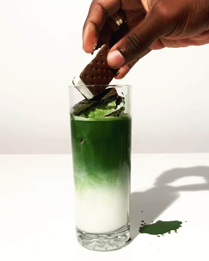 Paul Octaviousのインスタグラム：「I switched out ice for Ice Cream Sandwiches for this ICED Matcha Latte 😬👌 Milk - OatMilk from @oatly & Spicy Honey @bushwick_kitchen  Music by Raymond Scott」