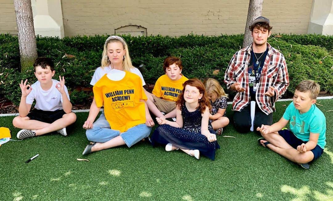 アマンダ・ミシェルカさんのインスタグラム写真 - (アマンダ・ミシェルカInstagram)「Back to set! When at Sony, we meditate with children before table reads @brettdier @schooledabc #williampenn #S2」7月30日 6時52分 - iamaj