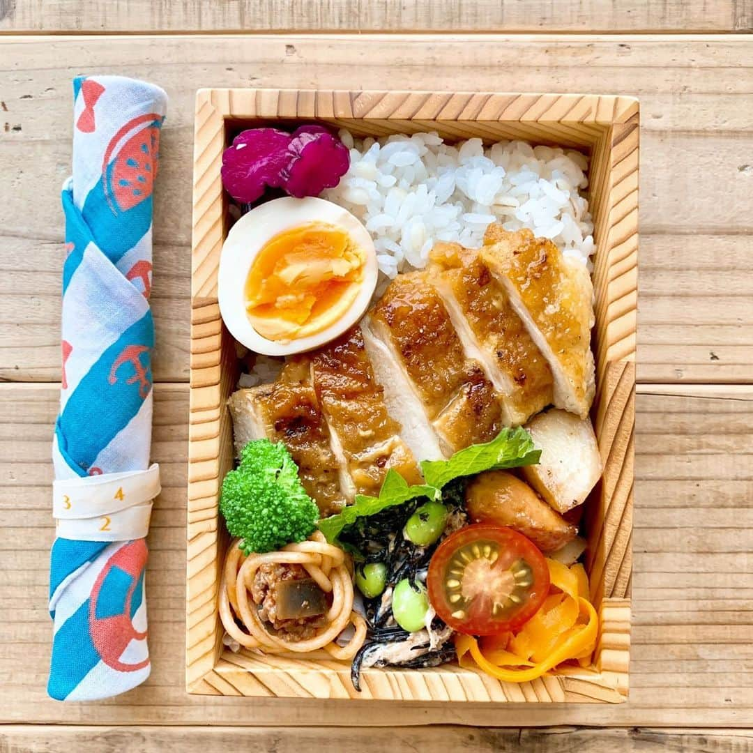 aya*** さんのインスタグラム写真 - (aya*** Instagram)「* 2019.7.30 Tuesday * * おはようございます☀ * 今日のお弁当🍱 ○鶏むねのオイスターカレー照り焼き ○ミートパスタ ○味玉 ○ジャーマンポテト ○人参のマヨ炒め ○ひじきと枝豆のツナサラダ ○もち麦入りご飯 * * 本日も快晴☀️ セミとともに頑張ろーっ😂 * #フーディーテーブル#おうちごはんlover#お弁当 #お昼ごはん #ランチ#常備菜#作り置き#おべんとう#弁当#日々#日々の暮らし#お弁当#暮らし#おうちごはん#自分弁当#おうち和ごはん#夏野菜で彩る文月 #わっぱ#のっけ弁当#のっけ弁#箸袋 #igersjp#locari#bento#lunchbox#japanesefood#aya_ayaOben」7月30日 7時06分 - aya_aya1128