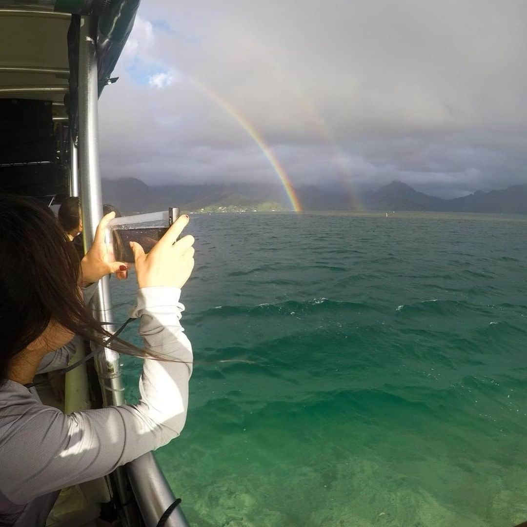 Luxury Cruise by Captain Bruceさんのインスタグラム写真 - (Luxury Cruise by Captain BruceInstagram)「7月から9月にかけて催行のサンライズツアー！⁠ ✨素晴らしい虹が出ることも！⁠ ⁠ #captainbruce 🌈 #sandbar #kaneohe #hawaii #oahu #oahulife #ahuolaka #rainbow #luckywelivehawaii #キャプテンブルース #天国の海ツアー #天国の海 #アフオラカ #ハワイ大好き #絶景 #海⁠ ⁠ ⁠」7月30日 7時00分 - cptbruce_hi