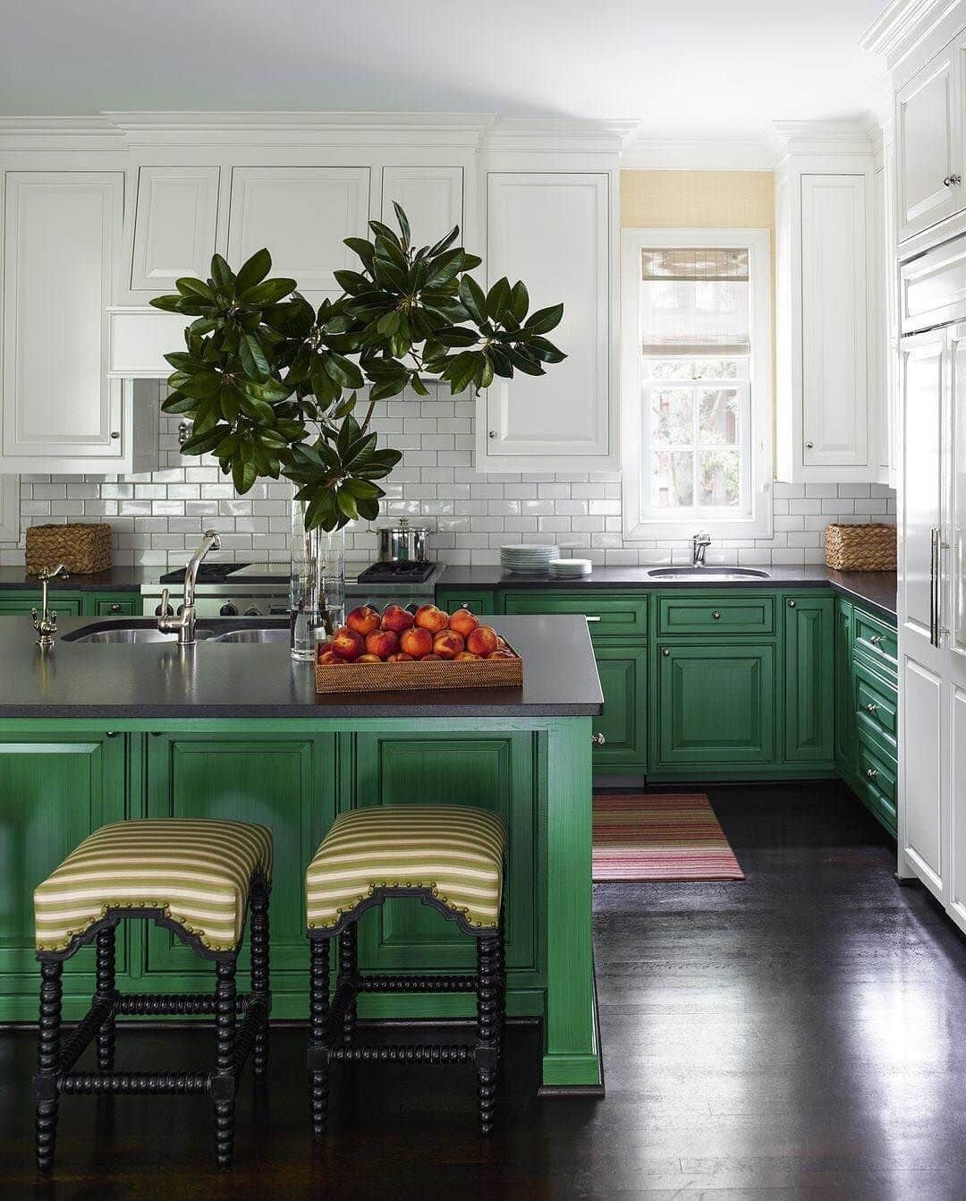 ELLE DECORさんのインスタグラム写真 - (ELLE DECORInstagram)「A pop of green in a white kitchen, as seen in this colorful Houston home designed by @jrandallpowers. 💚 Photography by @ericpiasecki, from the ED archives.」7月30日 7時00分 - elledecor