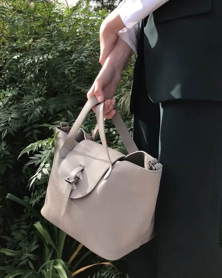 のインスタグラム：「The thela mini taupe • is our timeless favourite - it will never go out of fashion and will go from day to night 👜🌾 #thelabag #melimelo #classic #melimelobags #taupe #style #itbag #bag #s #f #instasummer #2019」