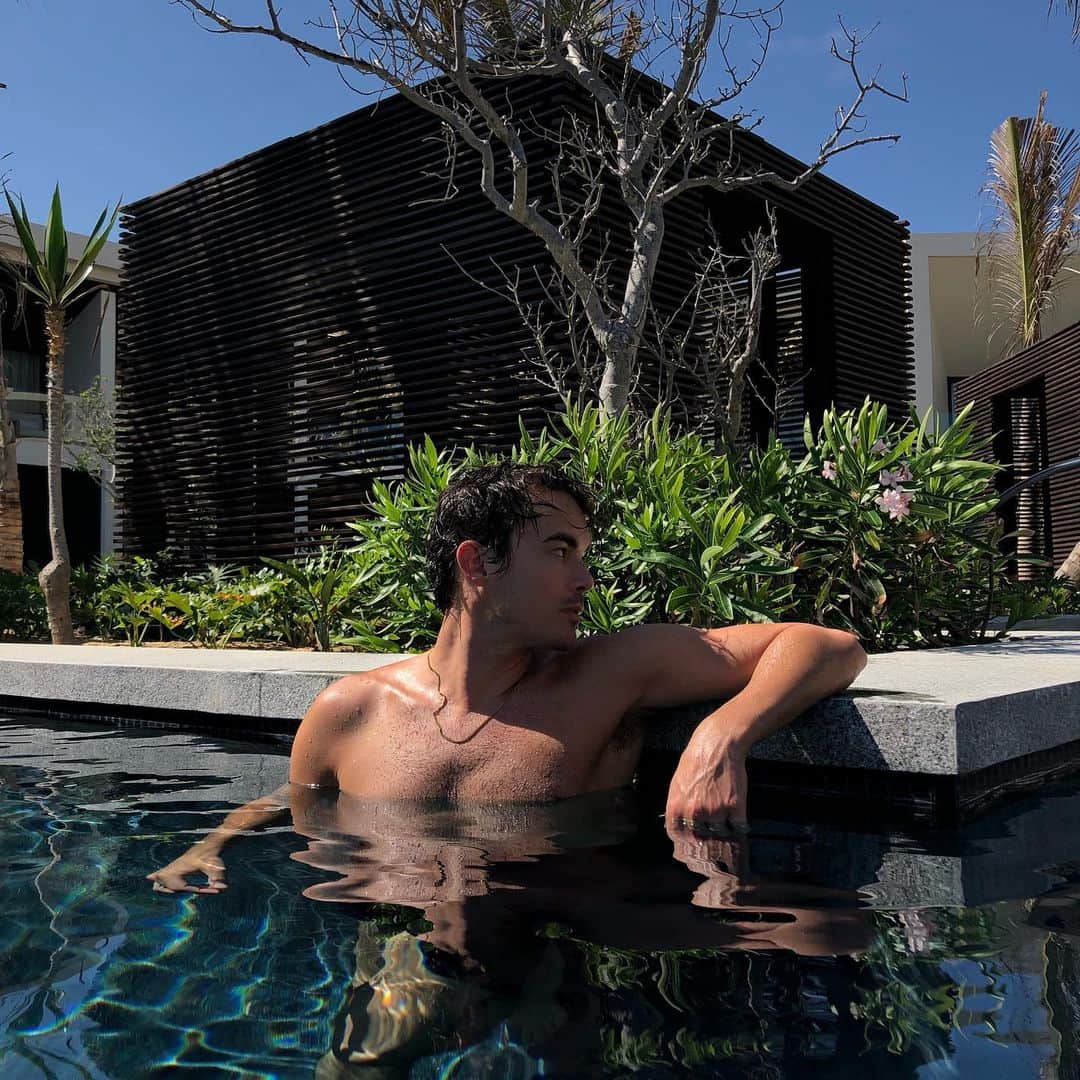 タイラー・ブラックバーンのインスタグラム：「I’d live here if I could 🙏🏼 @nobuloscabos #nobuhotelloscabos #nobuloscabos」