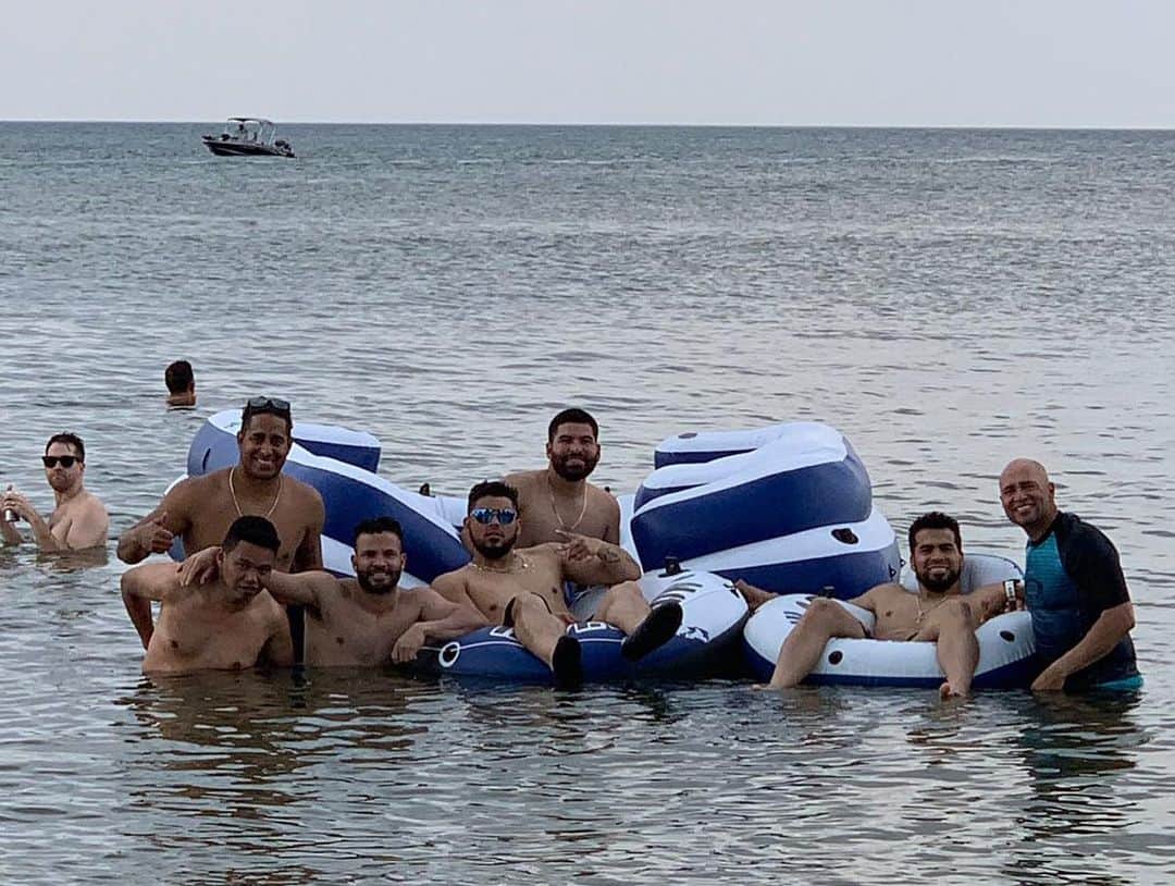 ホセ・アルトゥーベのインスタグラム：「Off Day 🐠」