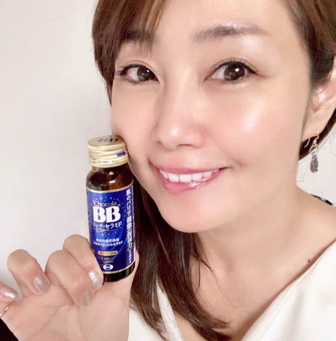 吉永愛さんのインスタグラム写真 - (吉永愛Instagram)「お肌の保湿だけは欠かさないんだけど… 化粧品だけじゃ物足りないなって時「チョコラBBリッチ・セラミド」でセラミド補給してます✨  朝起きた時や洗顔の後、夕方鏡を覗いた時に感動…！ しかも、セラミドだけじゃなくて、コラーゲン、ヒアルロン酸、ビタミンB群と…いろんな美容成分がしっかり入ってるなんて嬉しい✨  色々、美容ドリンクを試しましたが… 「チョコラBBリッチ・セラミド」はとても美味しくて、毎日飲みたくなります♥️ 美容のお仕事に携わってるし… 仕事や撮影前には、お肌はベストの状態で挑みたいので…1週間前から毎日1本欠かさずに飲んでるよ👍💕 お肌の調子がいいと気分も上がる…💕 素敵に年齢を重ねたいですね♥  #チョコラBB　#リッチセラミド ＃美容ドリンク　＃セラミド　＃コラーゲン #ヒアルロン酸 ＃ビタミンB群  #お肌の保湿力を高める #エーザイ #アドバトリアル」7月30日 7時24分 - a.i.yy