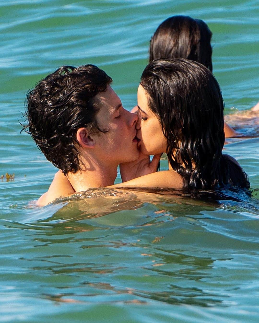 Just Jaredさんのインスタグラム写真 - (Just JaredInstagram)「Shawn Mendes and Camila Cabello were spotted making out at the beach in Miami today! Tap this photo at the link in bio for the FULL gallery of pics. #ShawnMendes #CamilaCabello Photos: Splash」7月30日 7時28分 - justjared