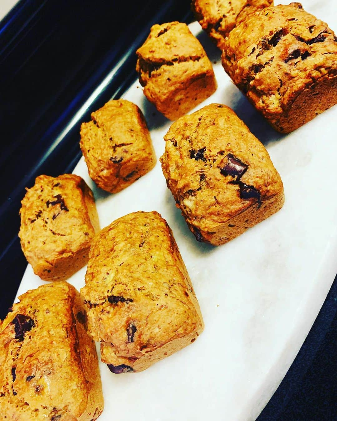 メーガン・デュアメルさんのインスタグラム写真 - (メーガン・デュアメルInstagram)「Made these amazing banana chocolate chunk mini loafs today! Check out @lutzofgreens for the recipe and more fun vegan recipes! 🌱  #veganrecipes #veganbaking #bananaloaf #feedingmyveganbaby」7月30日 7時49分 - meaganduhamel