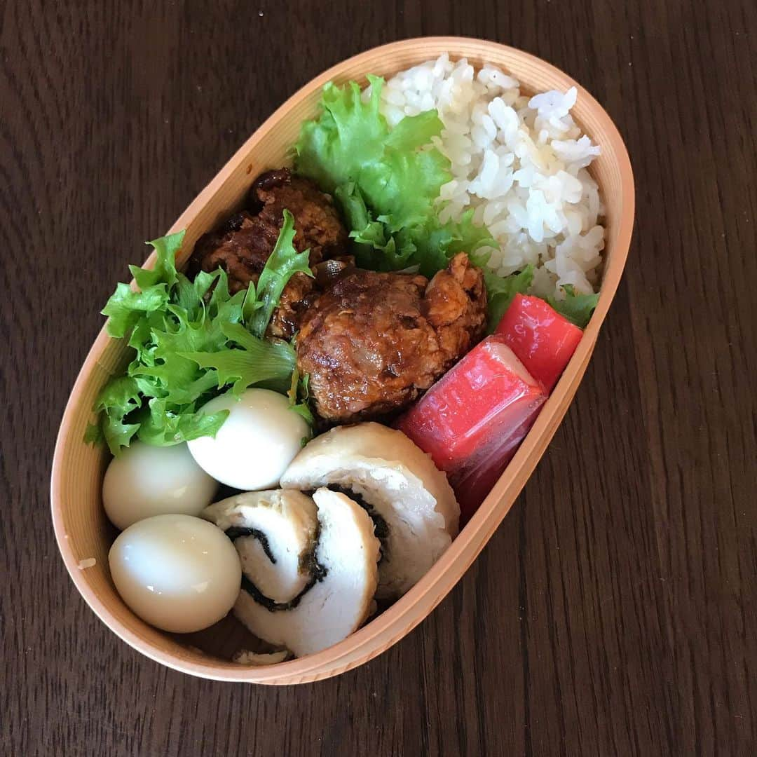 榊ゆりこさんのインスタグラム写真 - (榊ゆりこInstagram)「娘のお弁当🍱 カニカマ入れると赤が入って茶色い弁当から脱出できる😊できれば入れたくなかったけど😅 #お弁当#ワッパ弁当 #カニカマ好き」7月30日 7時49分 - yuricosakaki