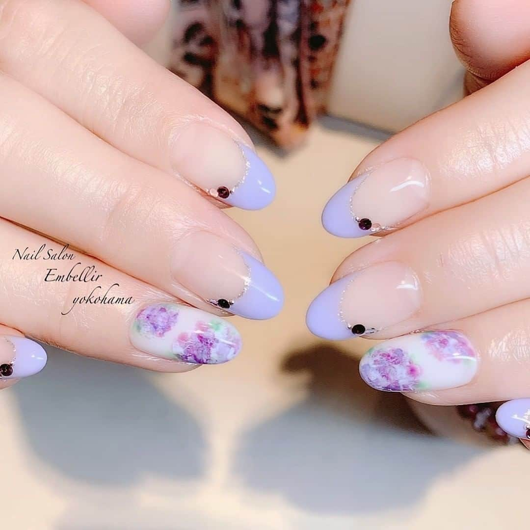 ネイルサロンEmbellir横浜店さんのインスタグラム写真 - (ネイルサロンEmbellir横浜店Instagram)「💅 . . 紫陽花ネイル！！ . . ☆ご予約はお電話または、ホットペッパーにて☆ . . アカウントをクリックするとホットペッパーのURLがございます！！是非アクセスしてください！！ . #オフィスネイル #ネイルサロン #ネイルデザイン  #ネイルアート #女子力ネイル #シンプルネイル  #横浜ネイルサロン #embellir横浜　 #アンベリール  #ショートネイル #大人ネイル #トレンドネイル  #おしゃれネイル #大人女子ネイル #人気ネイル  #パラジェル #hpb_nail #ジェルネイル #summernails  #夏ネイル #💅 #ネイル好きな人と繋がりたい #横浜 #横浜ネイルサロン #紫陽花ネイル #紫陽花 #フラワーネイル」7月30日 7時51分 - embellir111