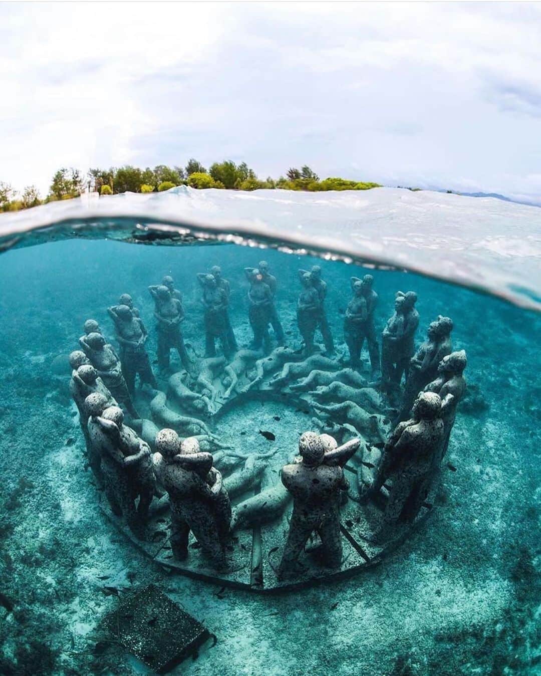 Abandoned Placesさんのインスタグラム写真 - (Abandoned PlacesInstagram)「Underwater statues near Gili island Indonesia 🇮🇩 by @alexkyddphoto」7月30日 7時51分 - itsabandoned