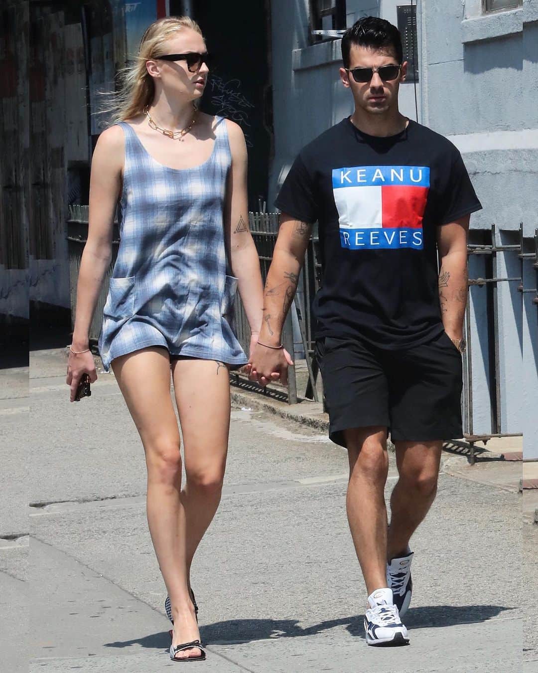 Just Jaredさんのインスタグラム写真 - (Just JaredInstagram)「@joejonas and @sophiet were spotted en route to a tattoo parlor to get matching tattoos in memory of late dog Waldo. Tap this photo at the link in bio to see the final product.  #JoeJonas #SophieTurner Photos: Splash」7月30日 7時52分 - justjared