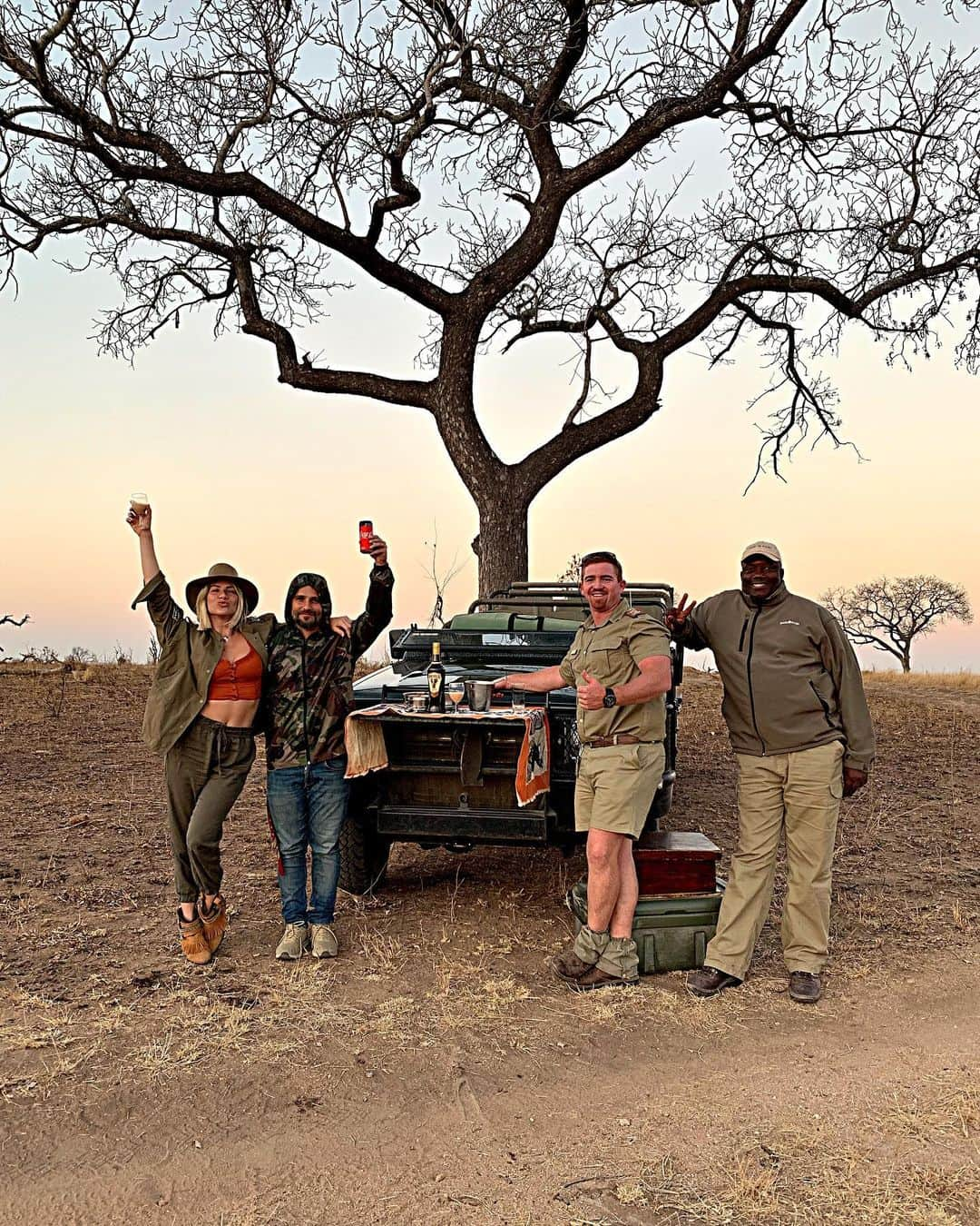 Bruno Gagliassoさんのインスタグラム写真 - (Bruno GagliassoInstagram)「A cara da satisfação de quem tem mais um safari pra colocar no currículo!!! 💚✌🏿🐘 Happiness!!!! #africatrip」7月30日 7時56分 - brunogagliasso