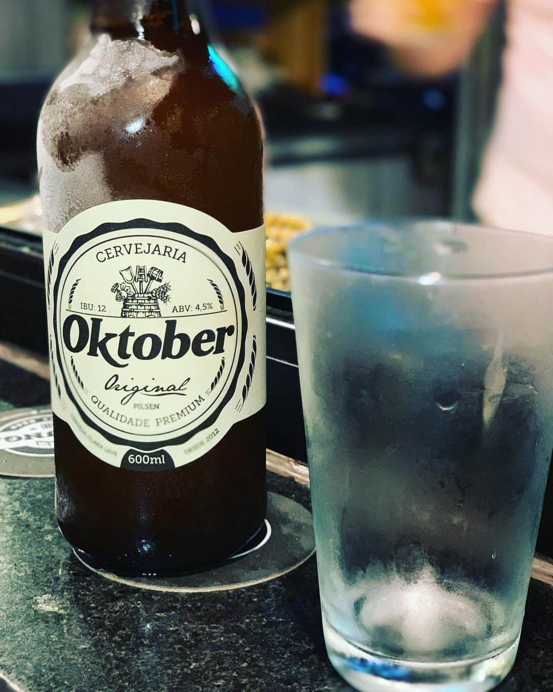 KENJI03さんのインスタグラム写真 - (KENJI03Instagram)「ブラジルで一つ分かった事、 それはどこで飲んでも ビールが世界一キンキンで出てくる事。 なーるほどザワールド！！ #backon #kenji03 #teeda #hiyunk #Brazil #beer #oktoberoriginal  #なるほどザワールド  #キンキン」7月30日 8時00分 - hiyunk_backon