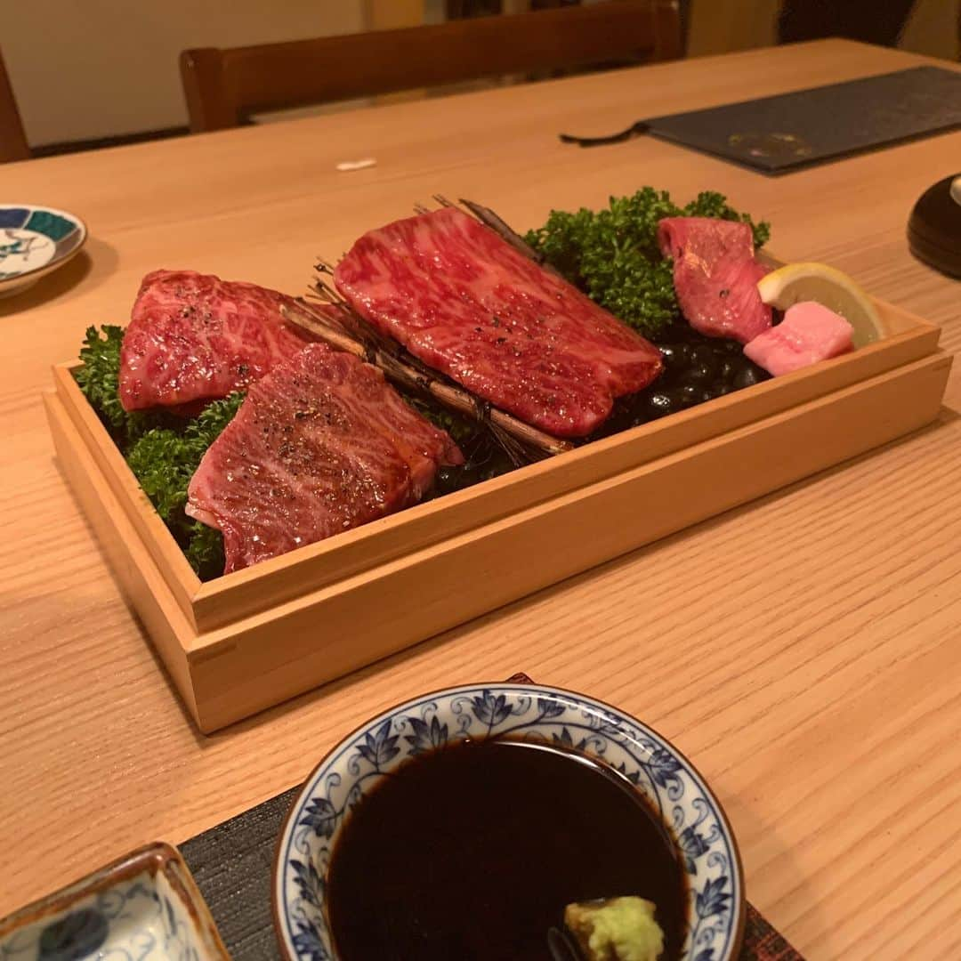 梅宮アンナさんのインスタグラム写真 - (梅宮アンナInstagram)「昨日は29日😊  肉の日🥩  と、言うわけで昨日は焼肉〜〜😘 肉亭ふたごへ行って来ました👏👏👏😊 まつ毛先生  @ayakokakiuchi ちゃんと  ワクワク、モリモリ食べて😘😘 お店素敵でしたよ👏👏 味も最高でした！  一品一品こだわり抜いておりました🤔🤔🤔🤔🤔🤔🤔👏👏👏👏👏👏👏👏👏 毎回ニューヨークのお店も良く行く私。。 近々、sohoにも出来るとの事。  すごいですね。。 海外もあちこちある、焼肉ふたご👏👏👏 ワクワク〜〜🇺🇸👏😘 写真にある冷麺ですが、  ちなみに、人数分では、なく、  私一人で３つなんだ〜😅😅笑  入れ物が、小さいので、3つ頼みました😅😅😅笑  いつも基本こうなんだ。わたし。  本当に美味しかったです。  肉亭ふたご。  オトナの焼肉💋💋💋💋💋 #焼肉 #焼肉ふたご37west17thst #肉亭ふたご本郷三丁目店 #焼肉ふたご #焼肉ファン #オトナの焼肉」7月30日 8時02分 - annaumemiya