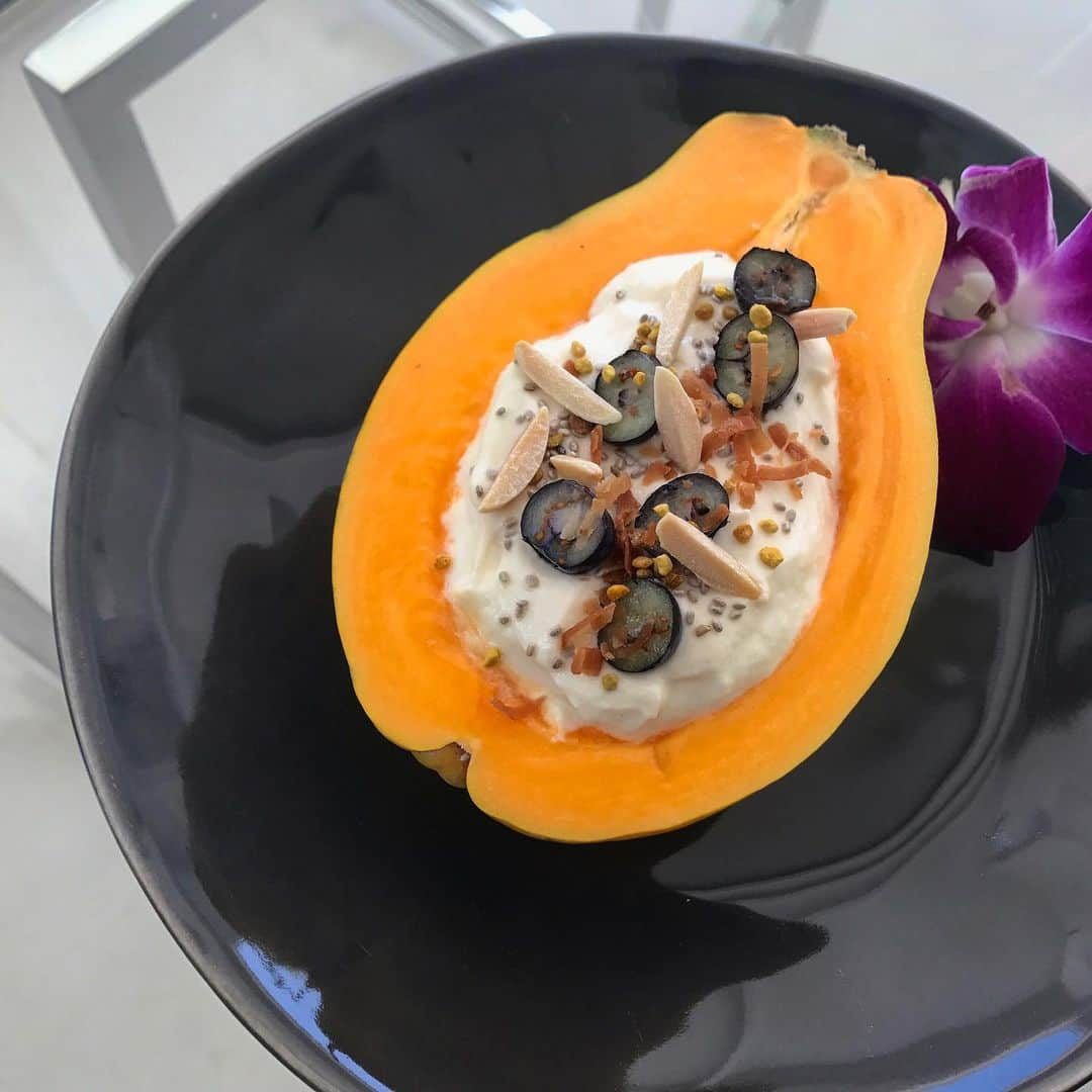 DJキャレドさんのインスタグラム写真 - (DJキャレドInstagram)「Perhaps a healthy snack! @chefmelissazuniga  Hawaiian papaya filled with greek yogurt, toasted coconut and topped with blueberries and seeds 3sp!  @ww #wwambassador *People following the WW plan can expect to lose 1-2 lbs/wk. #wwambassador #ad」7月30日 8時04分 - djkhaled