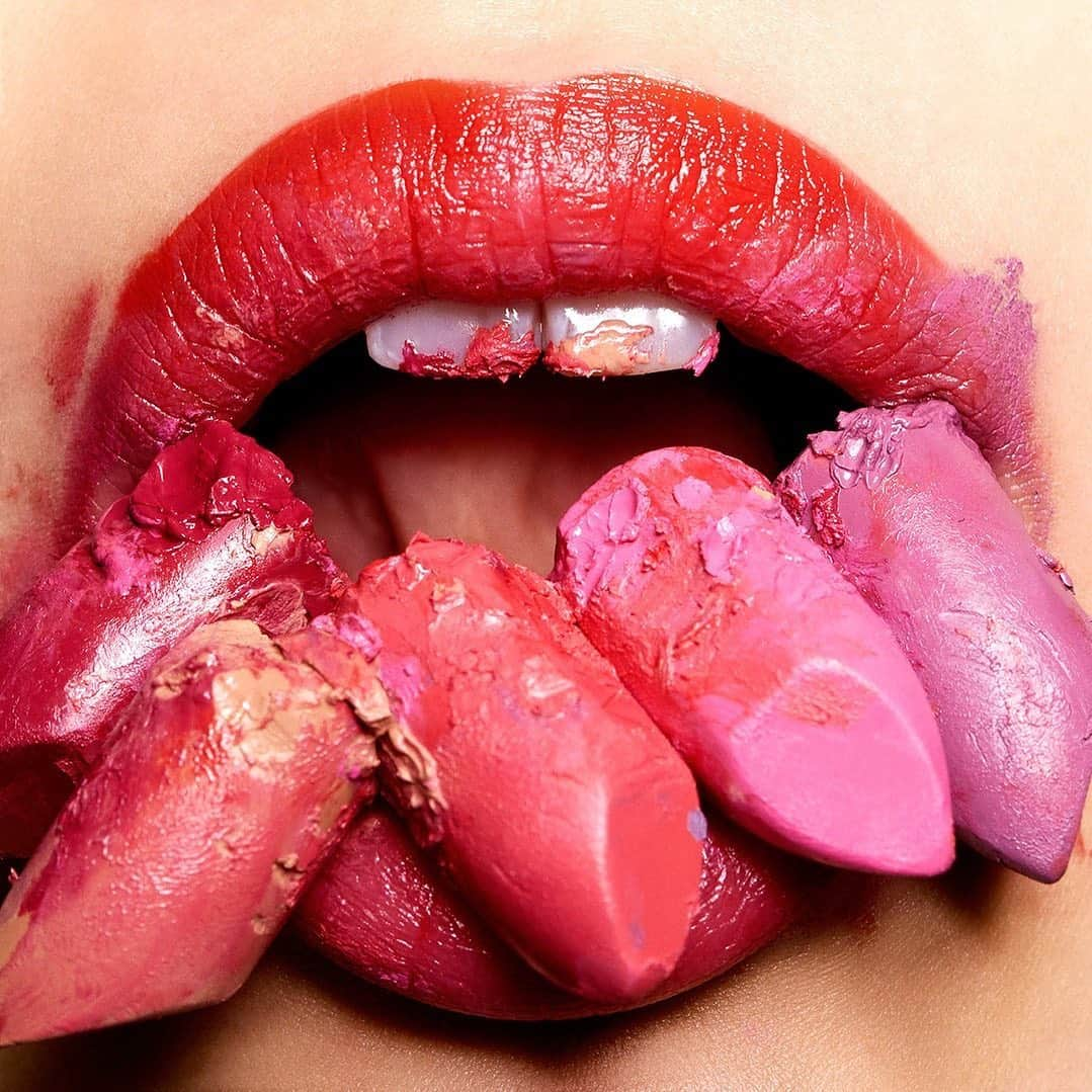 レイチェル・グッドウィンさんのインスタグラム写真 - (レイチェル・グッドウィンInstagram)「Comment below if your love of lipstick could be called out as borderline obsessive. Or you can’t possibly imagine who you’d be without it? You know...just asking for a friend 🤫Thanks @gracepcheng for being such the best sport while creating this epic shot! 📸 @yutsai88 #rachelgoodwinmakeup #nationallipstickday」7月30日 8時11分 - rachelgoodwinmakeup