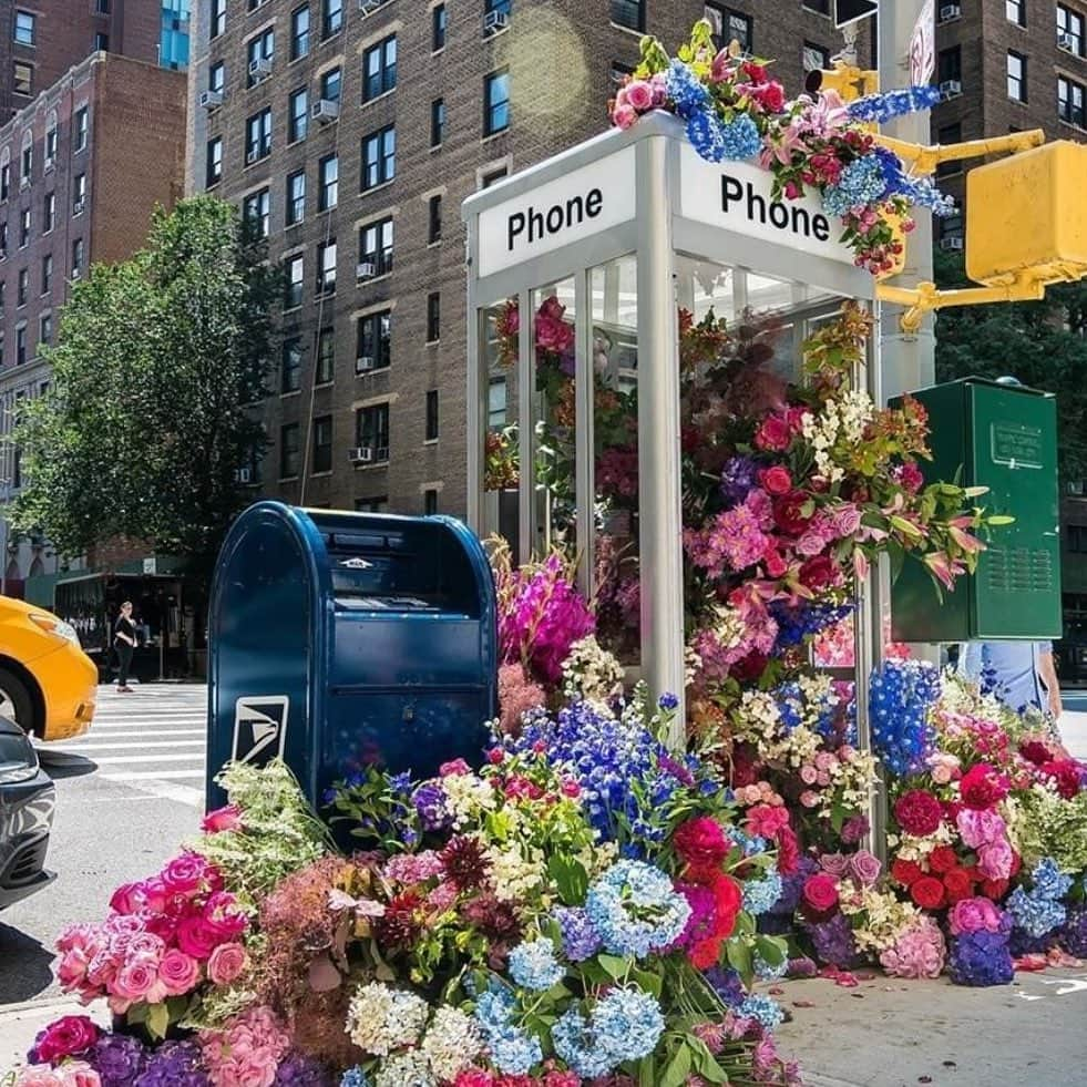 アイザックミズラヒさんのインスタグラム写真 - (アイザックミズラヒInstagram)「Now, that’s a flower arrangement! @lewismillerdesign flower-flash was spectacular on West End Ave and 100th St. 📸 by @nyclovesnyc」7月30日 8時11分 - isaacmizrahiny