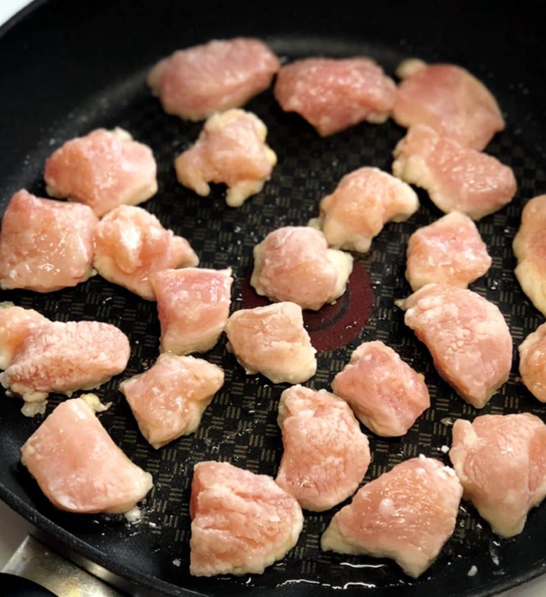 Mizuki【料理ブロガー・簡単レシピ】さんのインスタグラム写真 - (Mizuki【料理ブロガー・簡単レシピ】Instagram)「・ ♡鶏むね肉とピーマンのカレー醤油炒め♡ ・ おはようございます(*^^*) 今日はレシピブログの連載を更新しました♩ ご紹介させていただいたのは 鶏むね肉、ピーマン、パプリカの炒め物♡ 味付けは暑い季節にぴったりの 甘辛カレー味に仕上げましたよ(*´艸`) 具はコロコロに切ると食べやすく 見た目も可愛く仕上がります♡ ブログにリンクを貼っているので よかったらお試し下さいね(*^^*) (ストーリーorプロフ画面から 飛んでいただけます♩) ・ ・  #ブログ更新しました ・ ・  ブログ(レシピ)はホームのリンクよりご覧下さい↓ @mizuki_31cafe 【Mizuki公式ラインブログ】 https://lineblog.me/mizuki_official/ ・ ・ #鶏むね肉#ピーマン#カレー#レシピブログ #Mizuki#簡単レシピ#時短レシピ#節約レシピ#料理#レシピ#フーディーテーブル#ブログ#おうちごはん#おうちカフェ#デリスタグラマー#料理好きな人と繋がりたい#料理ブロガー#おうちごはんlover #foodpic#food#follow#cooking#recipe#lin_stagrammer」7月30日 8時14分 - mizuki_31cafe
