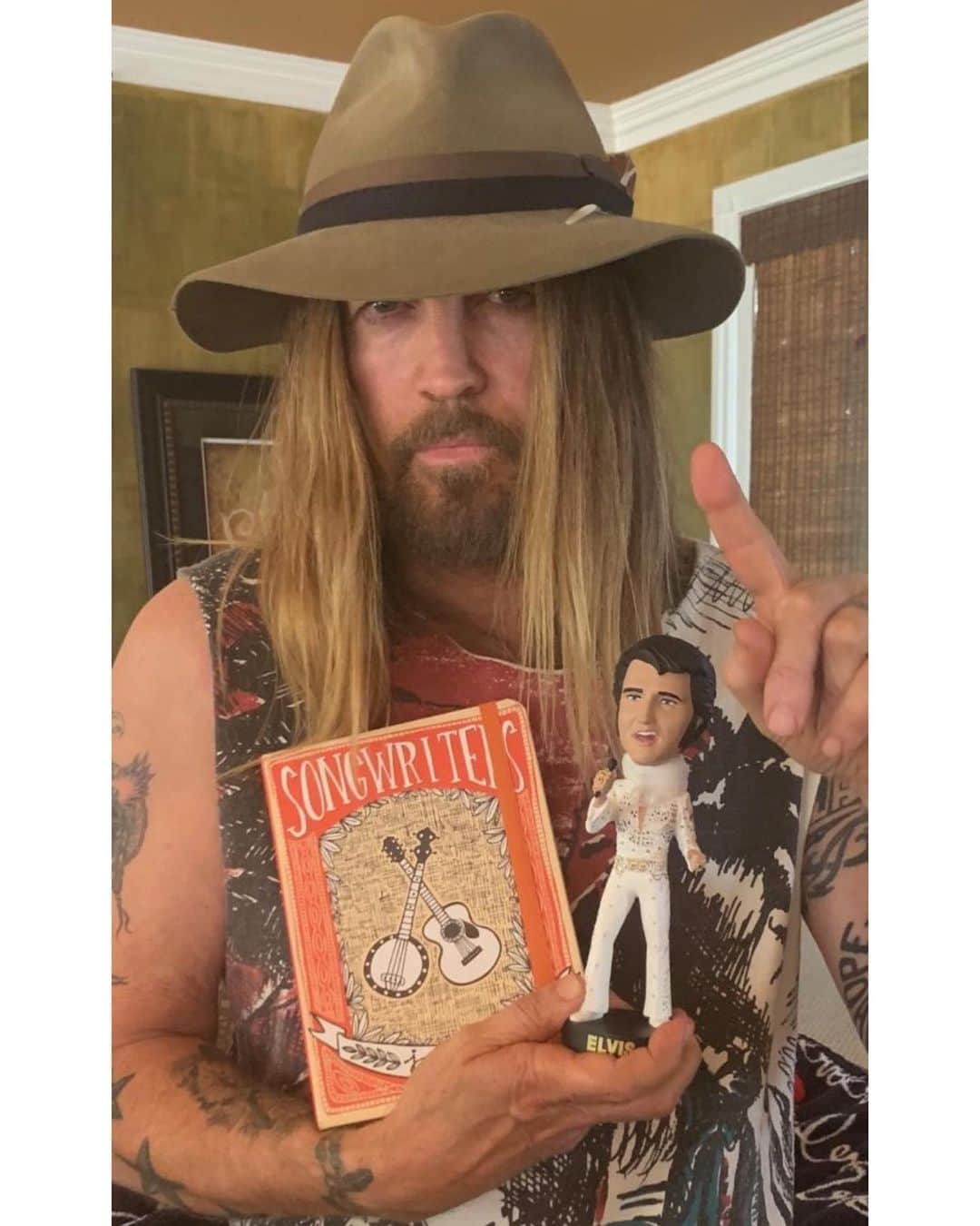 ビリー・レイ・サイラスさんのインスタグラム写真 - (ビリー・レイ・サイラスInstagram)「Told @lilnasx I'd post this pic of me holding my Elvis Bobblehead he gave me #17weeksNumberOne  #unprecedented」7月30日 8時22分 - billyraycyrus