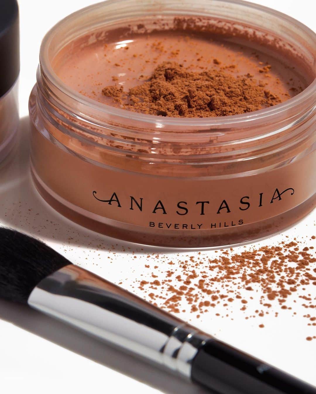 Anastasia Beverly Hillsさんのインスタグラム写真 - (Anastasia Beverly HillsInstagram)「We couldn’t launch foundation without some setting powders.  ABH is launching 5 essential setting powders to set fair to deep skin tones.  Butter smooth controls oil but doesn’t dry  under eyes. - Translucent (everyone) - Vanilla (fair - light) - Banana (medium to deep) - Deep Peach (medium to deep) - Golden Orange (deep) ✨✨✨✨✨✨✨✨✨ - 5 shades - Formulated without gluten and oil - Clinically tested, dermatologist tested and noncomedogenic - Cruelty-free and vegan - $36 - Net wt 25 g / 0.9 Oz. ✨✨✨Launch dates ✨✨✨ - 8/4 for ABH.com - Early preview 8/4 Ulta online and in store - 8/15 starting roll out dom」7月30日 8時33分 - anastasiabeverlyhills