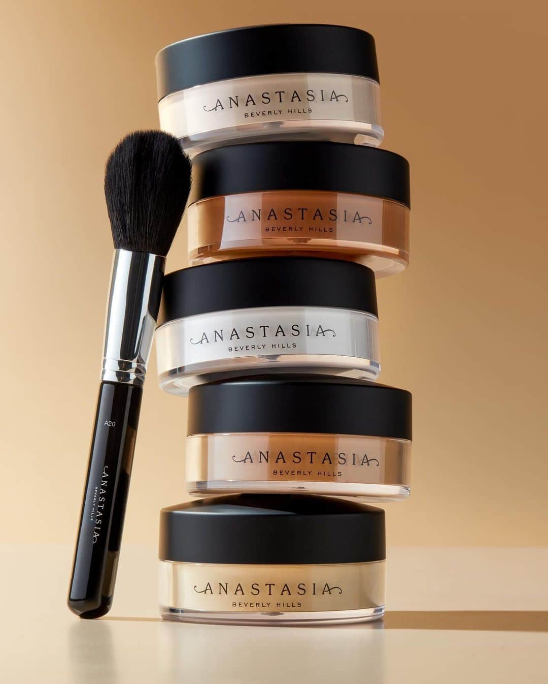 Anastasia Beverly Hillsさんのインスタグラム写真 - (Anastasia Beverly HillsInstagram)「We couldn’t launch foundation without some setting powders.  ABH is launching 5 essential setting powders to set fair to deep skin tones.  Butter smooth controls oil but doesn’t dry  under eyes. - Translucent (everyone) - Vanilla (fair - light) - Banana (medium to deep) - Deep Peach (medium to deep) - Golden Orange (deep) ✨✨✨✨✨✨✨✨✨ - 5 shades - Formulated without gluten and oil - Clinically tested, dermatologist tested and noncomedogenic - Cruelty-free and vegan - $36 - Net wt 25 g / 0.9 Oz. ✨✨✨Launch dates ✨✨✨ - 8/4 for ABH.com - Early preview 8/4 Ulta online and in store - 8/15 starting roll out dom」7月30日 8時33分 - anastasiabeverlyhills