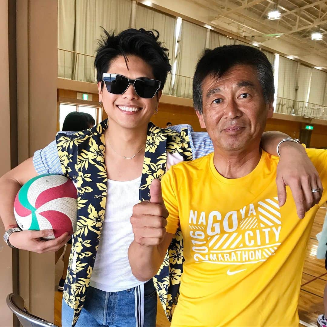 稲木ジョージのインスタグラム：「Believe me or not, I played volleyball for 10 years when I was teenager 🏐 I’ve heard from my classmates that my mentor has peacefully passed away yesterday in Japan. RIP sensei✨ 学生時代は、10年間バレー部に所属してた。蒸し暑い夏でも、凍える冬でも体育館で青春を過ごしてた。昨日、同級生と部活の後輩から、恩師である矢野先生が他界したことを聞いて17年前の青春時代の思い出に浸った。高校を卒業した11年後、母校を訪れたとき、先生いるかなと体育館に行ったら、偶然にも先生が！ 入った瞬間、「不審者は帰れー！稲木帰れー！」と覚えててくれたのがなによりも嬉しかった。熱血教師だけど、ちょうどよく冷たく距離感があって、厳しい方。写真の通り、白シャツの襟立たせてるし、前髪メッシュエクステしてたし、ピアスも7個も開けてたけど(諸々みためがやばくて反省ナウ🥵)運動神経が抜群にいいわけでもなく、なんならそこそこバレー下手でそんなどうしようもない俺を先生がすごく可愛がってくれてた。 先生から学んだことは二つ。 「時間がないというやつは、バカだ！」。つまり言い訳してないで、勉強をする時間を作れということ。もう一つは、「北風ではなく、太陽になれ」と昔話から比喩されたアドバイスをしてくださった。 北風のように、無理やり風を吹いて服を脱がせるのではなく、太陽のように照らして相手が自ら服を脱ぐようにしろって。 卒業した14年経った今でも、力づくでやりがちで、なんなら自分が火傷してしますほどまだまだ太陽になれないが、この二つは今でも鮮明に覚えています。 先生に出会えて自分の人生が変わり、先生のおかげでいまの自分がいます。いまでも先生からの教えが自分のビジョンに根強く残ってるよ。部活のおかげで、高校時代が本当に楽しかった。最強にかっこよく、大好きな恩師に出会えたことを感謝しています。いつか太陽のように、人を照らして輝く人になるね！矢野先生、またね！」