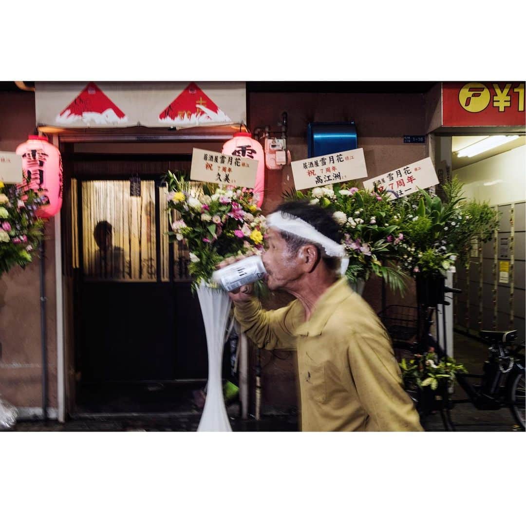 Q. Sakamakiのインスタグラム：「A man walking and drinking in Kamagasaki, Osaka. Kamagasaki is often called as the worst slum and/ or the most dangerous place in Japan. Yet many of them are so friendly and naive. At the same time, many of the residents feel fear for their future, as the area is facing the drastic gentrification. #kamagasaki #nishinari #osaka」