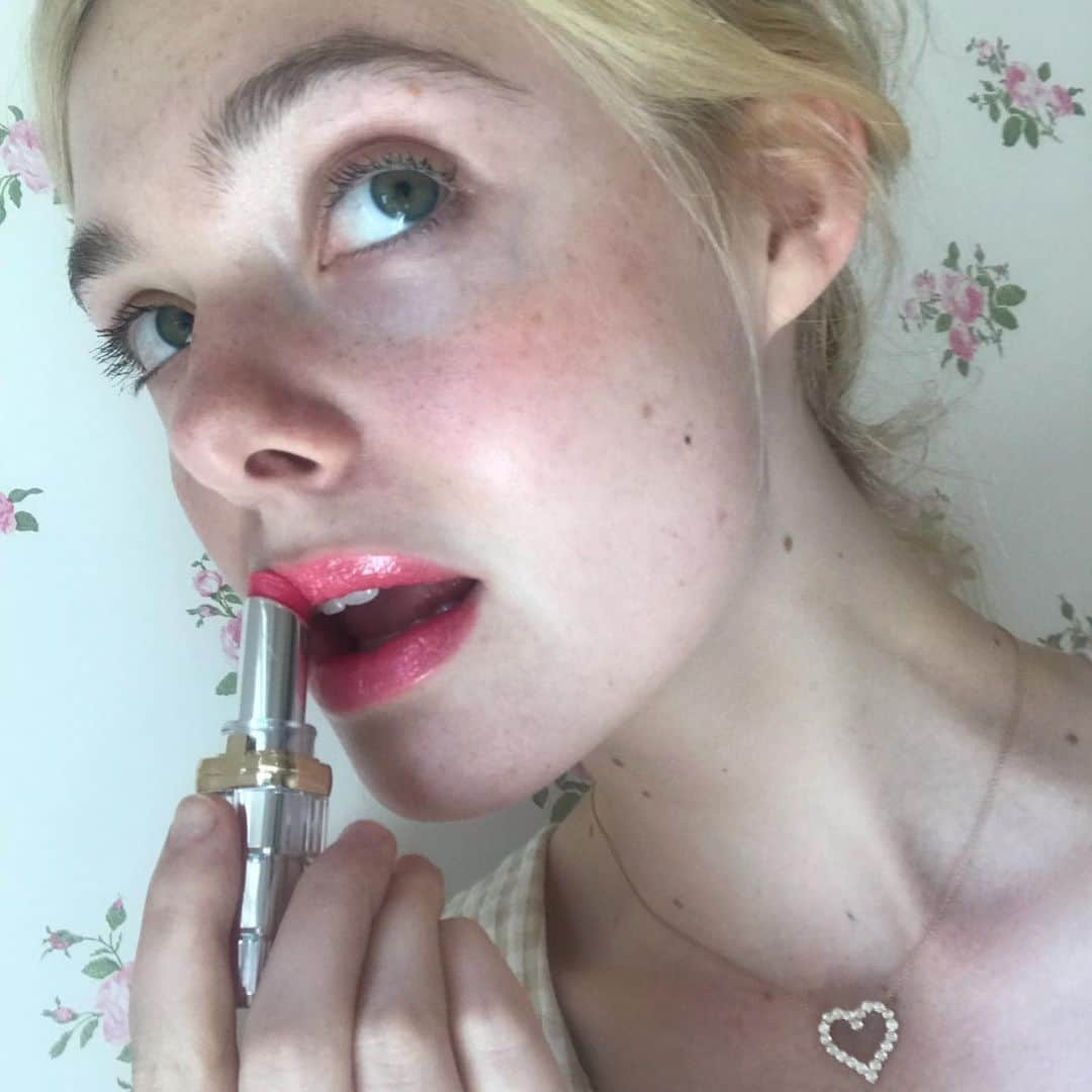 エル・ファニングさんのインスタグラム写真 - (エル・ファニングInstagram)「#happyinternationallipstickday 💋 @lorealmakeup lipstick name: color riche shine “instaheaven” 😉」7月30日 8時32分 - ellefanning