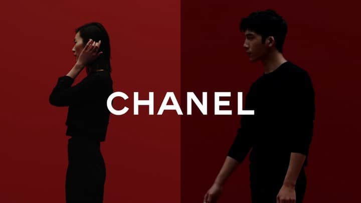 リウ・ウェンのインスタグラム：「How do you express love? @jingxiaoxiansheng and I tried our best to demonstrate some ways to do so through words and body language. Thanks to @chanelofficial team for working with us on this video! 🌟💕#CocoCrush」