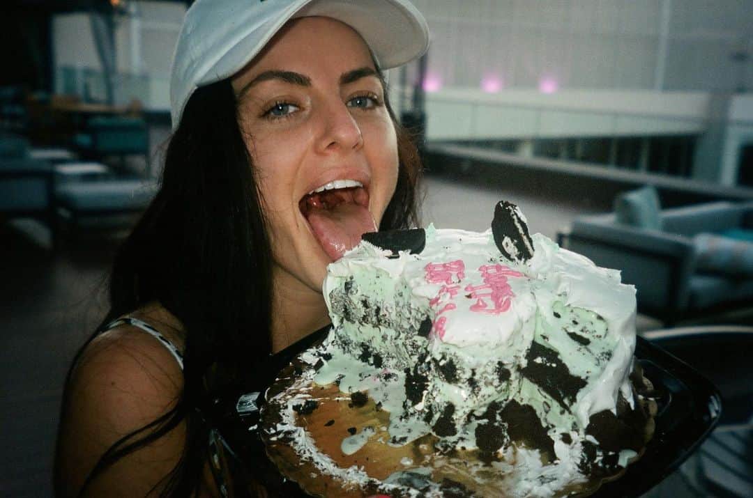 Kylie Raeさんのインスタグラム写真 - (Kylie RaeInstagram)「find you someone who gets you a custom made mint choc. chip ice cream cake 😝🎂」7月30日 8時53分 - playroomagency
