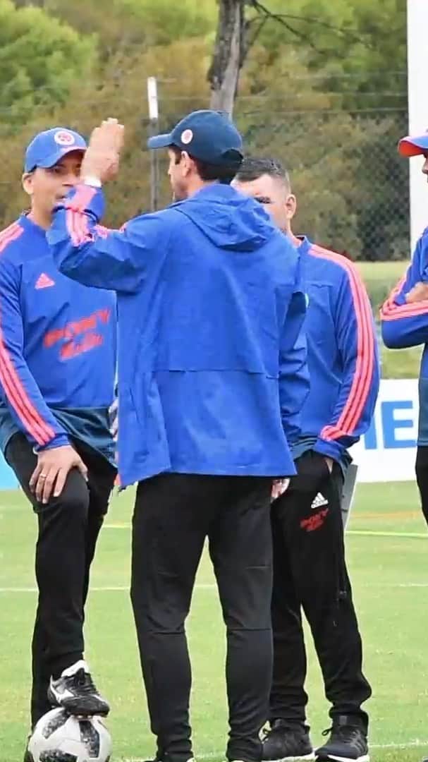 サッカー コロンビア代表チームのインスタグラム：「Hoy trabajaron de manera conjunta el técnico Héctor Cárdenas y Arturo Reyes. 🤜🏼🤛🏼 🇨🇴 #SomosSelecciónColombia #VamosColombia」