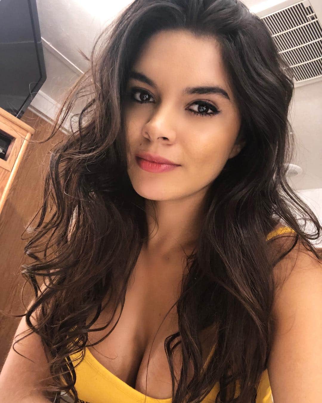 パオラ・ポーリンのインスタグラム：「Los saludo desde el set! 🎥🎬, espero que todos estén haciendo mi reto para llegar a su mejor versión!. Tomen acción ahora!❤️🙌#mimejorversionconpao . (Explicación del reto )👇 - Hi from set!🎥, hope everyone is working as hard as they can, to get to be the best they have ever been ❤️! - Reto: 1- Escojan un hábito POSITIVO y lo hacen por dos semanas todos los días!. 2- 👆lo postean, me taggean, ✌️agregan el hashtag #mimejorversionconpao y🙌 lo publicare en mi historia :) . - 3- Puede ser hacer ejercicio, estar agradecido todos los días por 3 diferentes cosas lo que ustedes quieran!, solo debe ser positivo y pueden RETAR a amigos, familia, el novio o compañeros de la oficina, sientanse libres de contarme porque escogieron ese reto! .  4- Escogeré 4 GANADORES . 2 en Estados Unidos, 2 fuera de Estados Unidos!. Y les tengo muchas sorpresas! - Un abrazo amigos y vamos con toda 💪🙌 a cumplir esos SUEÑOS. English version coming later 😊」