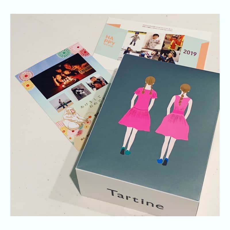 市橋有里のインスタグラム：「ぴったりだ✨ @tartine の可愛い小箱は葉書サイズにぴったり。タルトをひんやり冷やして食べたあとは、大切なひとたちからの葉書を入れよ。 ・ #tartine #お菓子を並んで買ったのは人生初 #断捨離 #収納 #収納ケース」