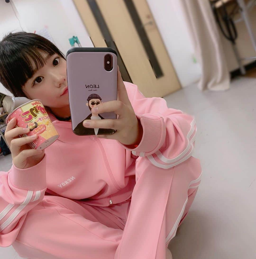 長澤茉里奈さんのインスタグラム写真 - (長澤茉里奈Instagram)「. ピンクジャージは身バレ不回避コーデ @nerdyofficial のジャージは2つ目☺️ きゃわいい☺️☺️❤ #今日のまりちゅう」7月30日 9時07分 - marinanagasawa1008