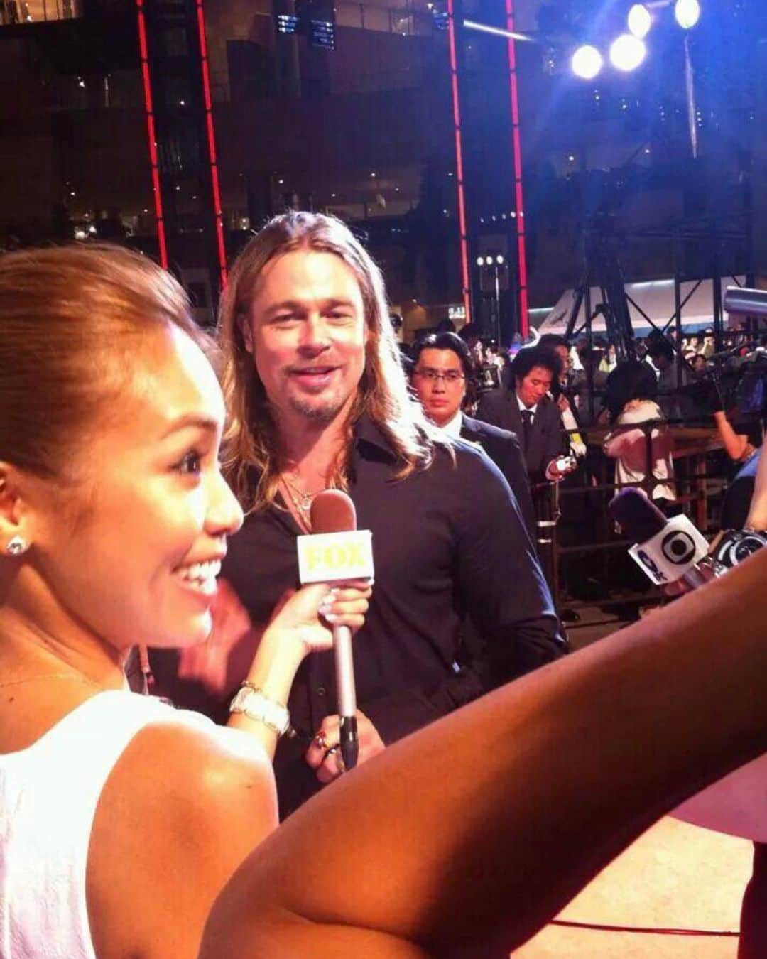 坂倉アコのインスタグラム：「Every girl’s dream😉💕﻿ I have to say that this is one of highlight moments of my career...!﻿ I can’t wait to watch his new film “Once upon a time in Hollywood”! ﻿ ﻿ ちょうど6年前の今日ということで、﻿ 今日はWorld War Zのジャパンプレミアの写真📸﻿ アンジーを連れて登場したこの日。﻿ いつ見てもベストカップルで離婚しちゃったのが本当に残念ですが、いつもフレンドリーで優しくて丁寧に対応してくれるブラッド。﻿ この時のインタビュー映像は私のストーリーのハイライトの中に入っているので、良かったチェックしてね☺️﻿ ﻿ ブラッド・ピットとディカプリオの新しい映画、”ワンス・アポン・ア・タイム・イン・ハリウッド”の公開も楽しみ！アメリカではプレミアももう行われていますね。 タランティーノだし、絶対楽しいでしょ？日本での公開は8／30！﻿ I really can’t wait!!!﻿ ﻿  #redcarpet #bradpitt #worldwarz #goodtimes #love #lovemyjob #interview #tokyo #yes #movie #hollywood #dowhatyoulove #好きなことを仕事に #❤️ #onceuponatimeinhollywood」