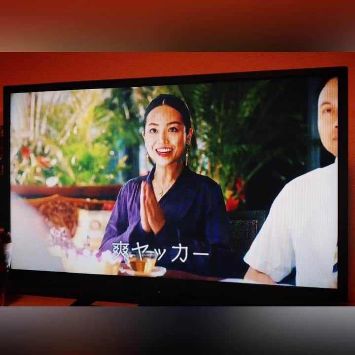 のインスタグラム：「テレビ付けたら、あれ？ 今年の夏も爽ヤッカー？😂🙏3人に囲まれて照れてました（笑） "肌ウーノしてるビジネスマン役の俳優の竹野内豊さんが、タイでリゾートホテルの商談をすると相手の女性に「爽ヤッカー」と言われ、ロシアでスノードーム型のホテルの商談すると相手の男性に「肌スバラシーワー」と言われ、ビジネスが成功する、資生堂ウーノのCMです'' #爽ヤッカー  #サワッディカー  #資生堂uno #肌ウーノ #TVCM #竹野内豊 #野村周平 #窪田正孝 #志摩マキ #タイ #タイ人 #ハーフ #モデル #女優 #🇹🇭 #🇯🇵 #🎥 #flim #actress #japanese」