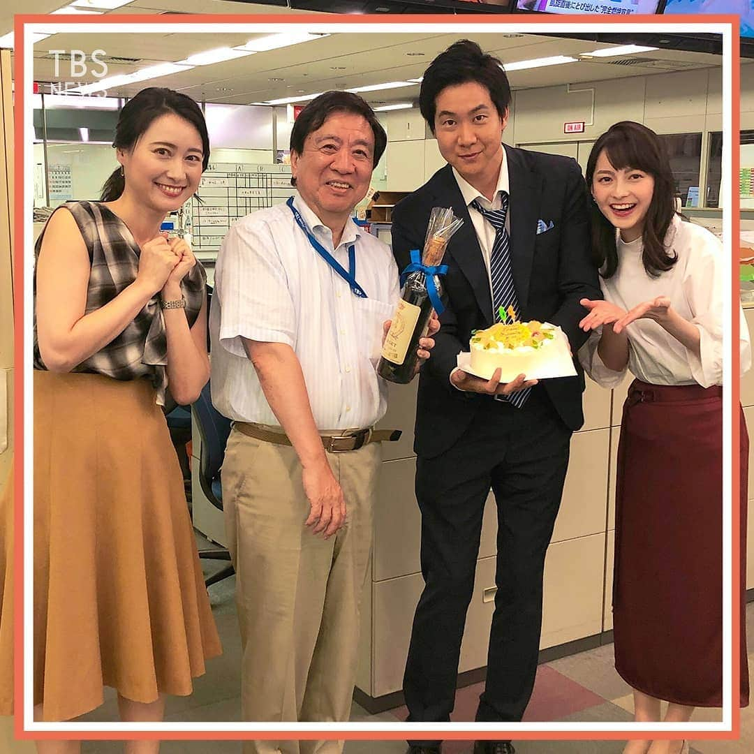 TBS NEWSさんのインスタグラム写真 - (TBS NEWSInstagram)「【news23】 7月29日は星浩アンカー64歳の誕生日でした！ キャスターとスタッフ全員でお祝いしました🎂  関東甲信地方でも梅雨明け🌞  夏本番を迎えますが、熱中症にはお気をつけ下さい。 今週も１週間がんばりましょう！  今夜はよる11:00からの放送です！ 是非ご覧ください！ . 👗小川キャスター…STRAWBERRY FIELDS . #小川彩佳 #山本恵里伽 #星浩 #news23 #TBS #tbsnews #news #ニュース #テレビ #梅雨 #梅雨明け #夏 #アナウンサー #誕生日 #happybirthday #hbd #衣装 #今日のコーデ #ヘアスタイル #fashion #ootd #outfitoftheday」7月30日 9時26分 - tbsnews_insta