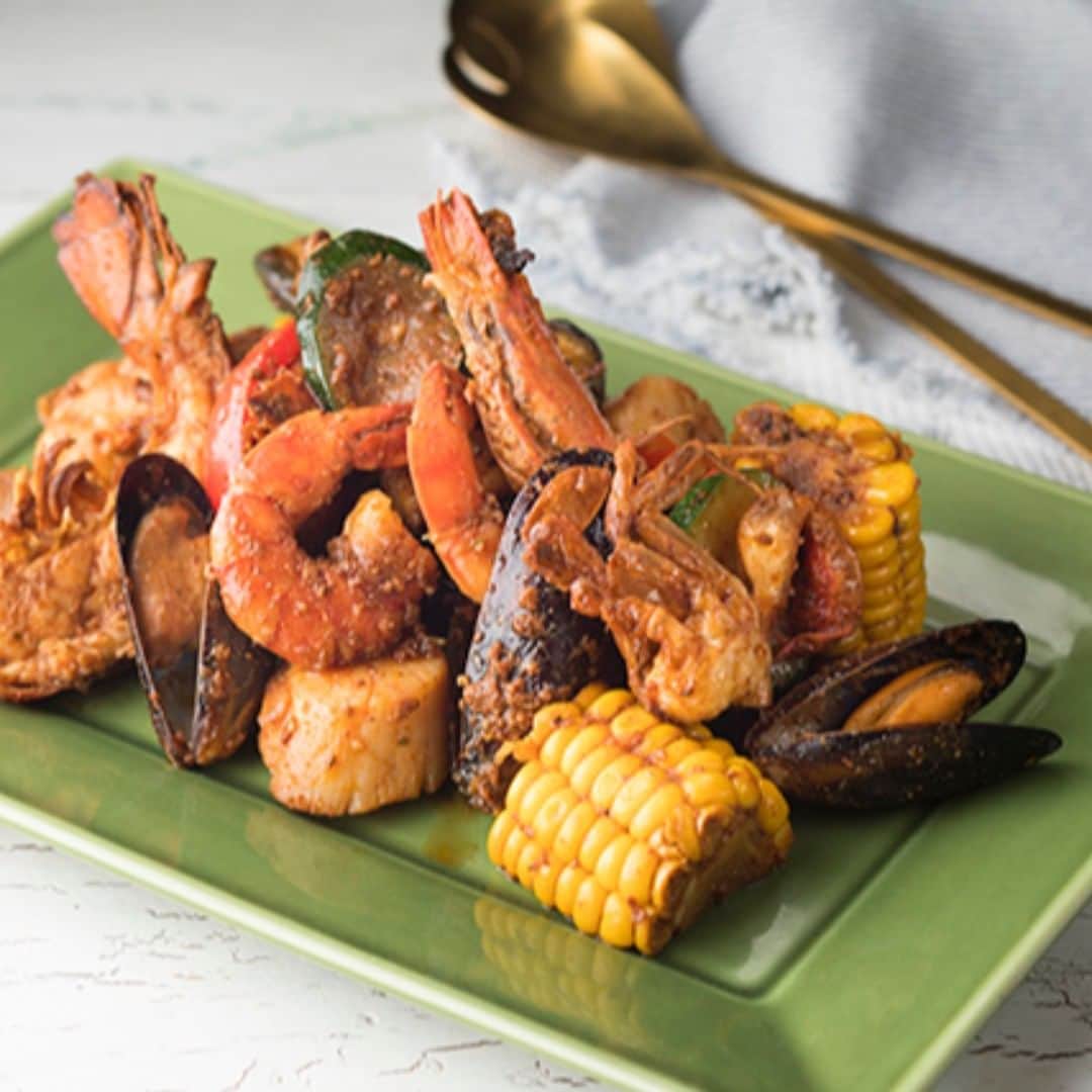 Courtyard by Marriott Tokyoのインスタグラム：「Seafood Cajun Sauté Seafood is first sautéed with garlic and then baked in an oven with Cajun spices. The salt and spices sprinkled on the ingredients bring out their flavor to the full, which makes a perfect match for beer. Eat the lobster and mussels using your fingers. 🍴😊😃🌽 シーフードのケイジャンソテー 海の幸をガーリックで香ばしくソテーし、ケイジャンと共にオーブンで焼き上げました。具材に絡んだ塩味と辛みがそれぞれの素材の味を引き出しビールによく合う一品です。オマール海老やムール貝など殻つきは豪快に手で取ってどうぞ。😋🍽️🦐🐟🍽 #tokyogourmet #delicious #instagourmet #tokyorestaurant #美味しいお店 #seafood #テラス #シーフード #spicy #ginza #銀座 #スキレット #cytokyo」