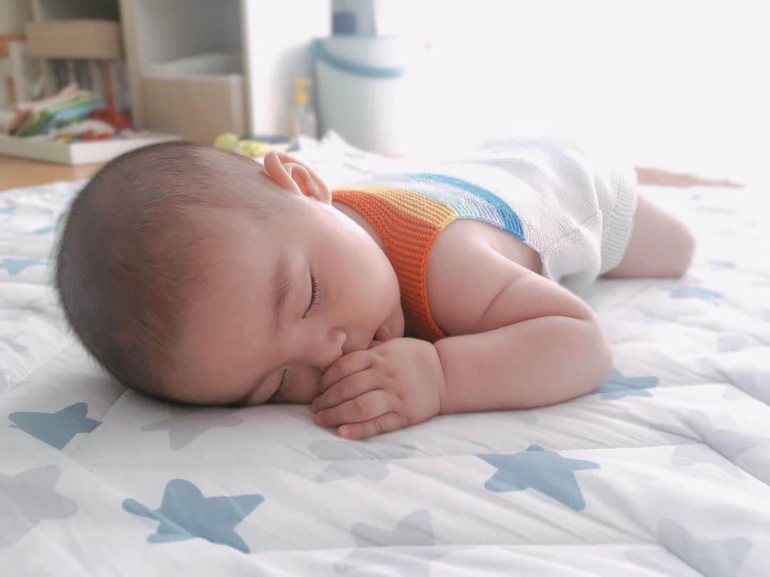 のインスタグラム：「😪💤🧡💛💙 ・ 朝寝中の息子。  8時台に家事全部終わらせた私は読書タイムを満喫やっほー🤩 ・ ・ ・ #mybabyboy #sleepingbaby #息子 #朝寝中 #すやすやちゃんねる」