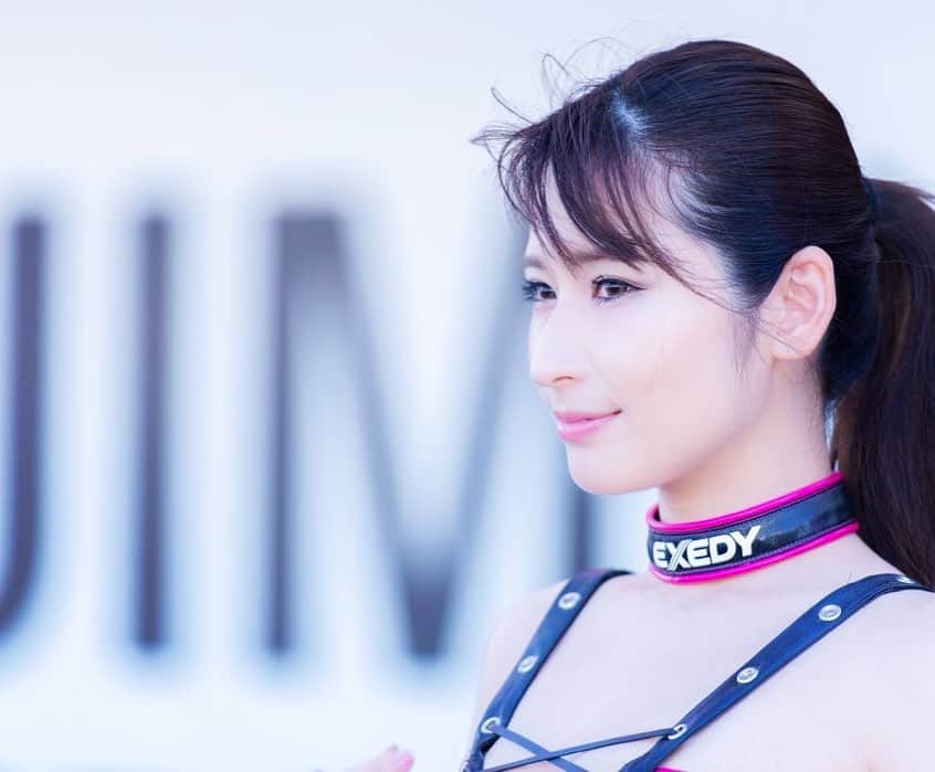 有馬綾香のインスタグラム：「2012年からレースクイーンやってるからかれこれ8年になるわけだけど（怖w） こーんなにレースを楽しみ尽くしたのは初めてでした／(^o^)＼ 私の応援するゼッケン18番は残り30分でまさかのマシントラブル…7時間半走りまさかのリタイアというとんでもなく悔しい結果…。 ですが何よりチームワークが素晴らしくてとても良い空気感でした。 1年間この日の為に、走り切る為に準備してきたチームの気持ちは計り知れない。 当日しかいない私達レースクイーンの事もチームの一員として迎えてくれてありがとうございました！！！ EXEDY Racing Girlとして、ゼッケン18番 Team BABY FACE Titanium Power Racing のレースクイーンが出来て幸せでした！  津田一磨選手と藤田拓哉選手 監督スタッフの皆様お疲れ様でした！  8耐レースとしては最後の数分はびっくりしたし結果にもびっくり… もっとライダーさんの安全やチームのみんなの気持ちを考えて… いろんな意味で来年に期待してます！  #8時間耐久 #鈴鹿8耐 #鈴鹿サーキット #suzuka #suzuka8hours #レースクイーン #racequeen #EXEDY #EXEDYRacingGirl #花火 #夏 #最高 #来年も絶対来る」