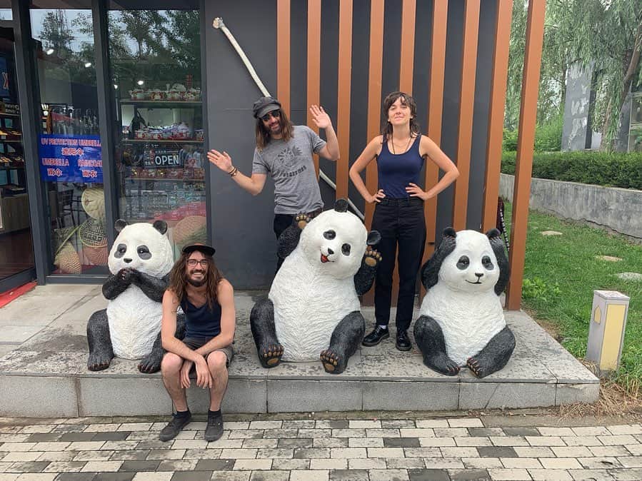 コートニー・バーネットのインスタグラム：「Thank you for the love in Beijing & Shanghai China, Fuji Rock Japan and Busan South Korea!!! ❤️❤️❤️❤️❤️❤️❤️❤️ Huge hugs to Bones & Dave aand our crew Emma, Gina, Thomy, Matt, Danny & Katie! 🌈🌈🌈🌈🌈🌈🌈🌈🌈」